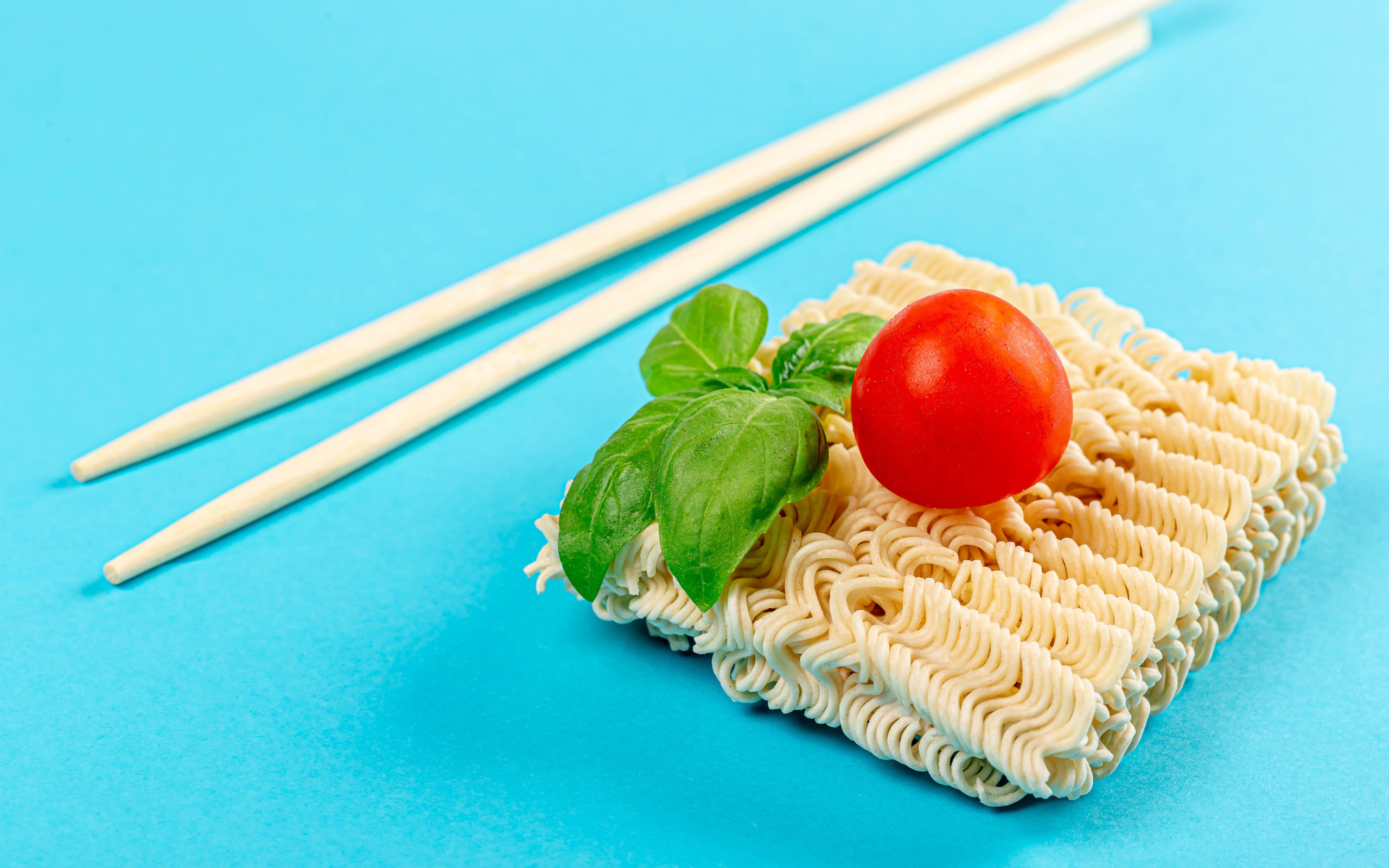 Вермишель быстрого приготовления на голубом фоне с палочками