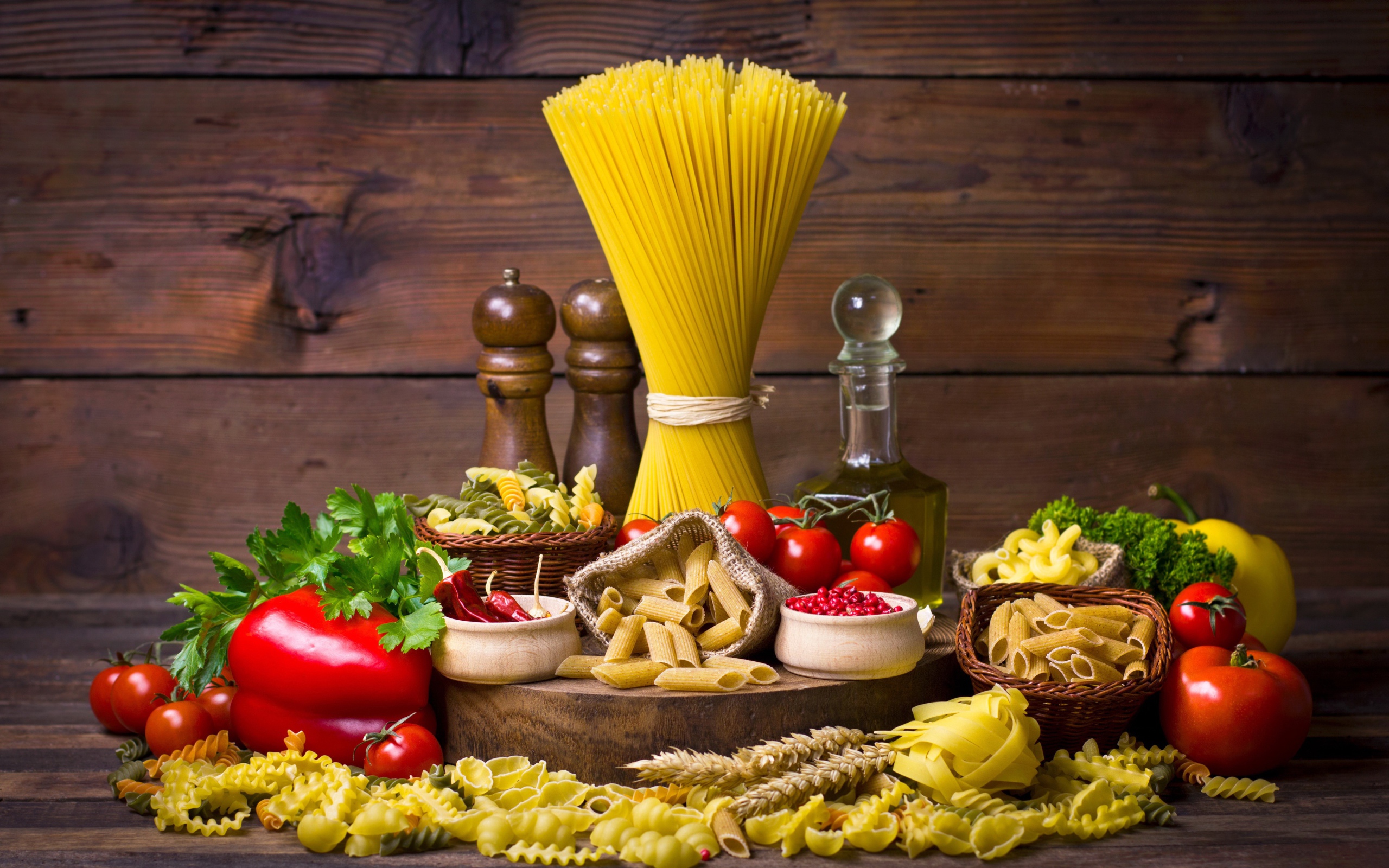 Много макаронных изделий на столе с овощами 