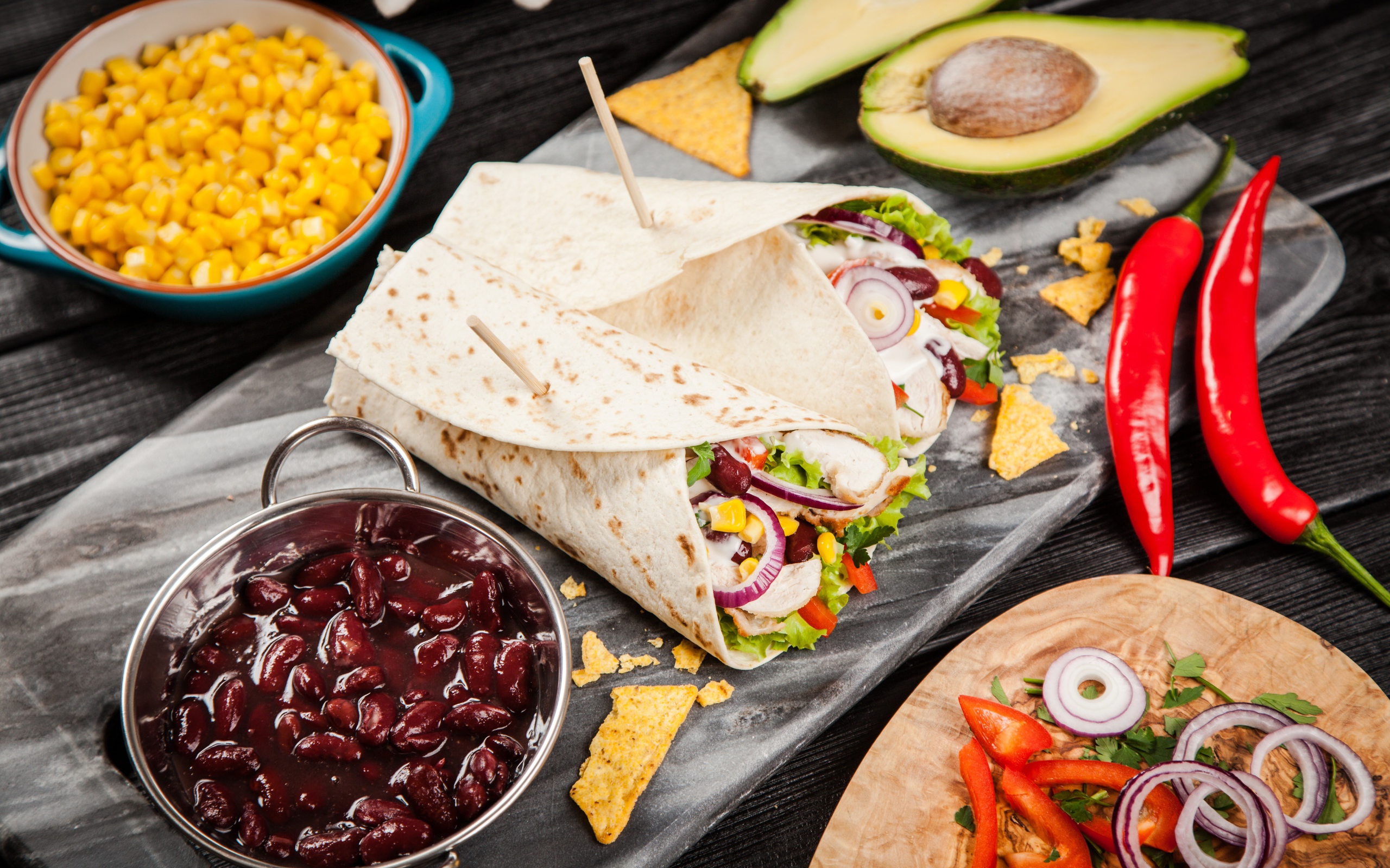 Мексиканский фаст фуд на столе