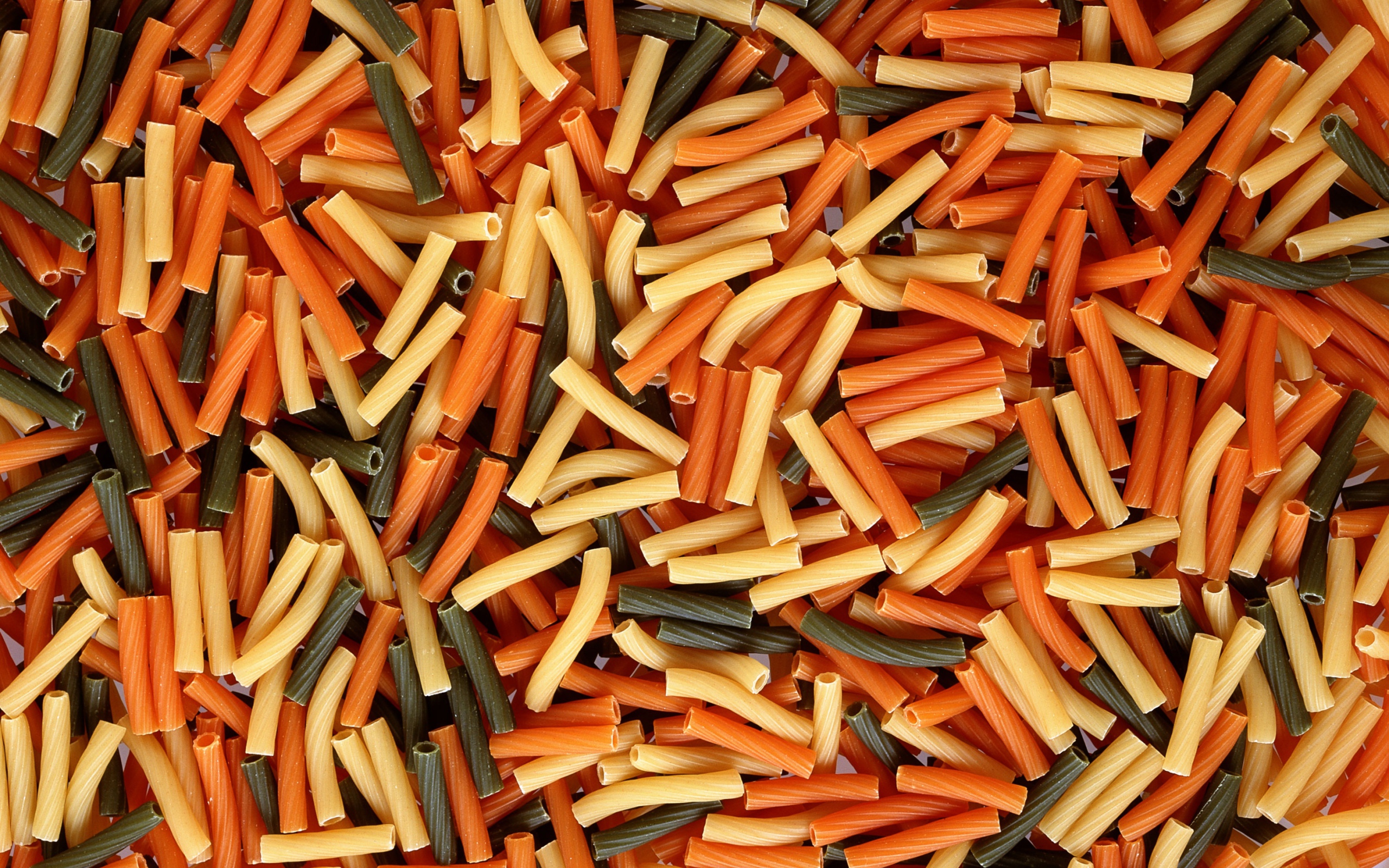 Разноцветные макароны крупным планом