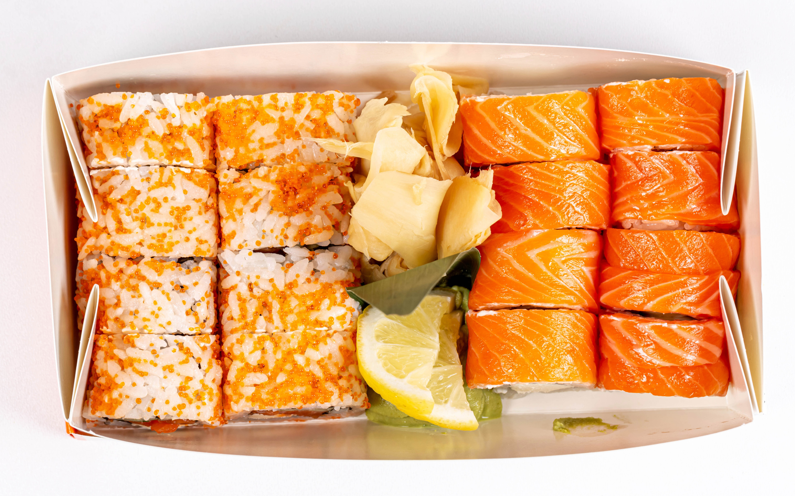 Роллы с имбирем и лимоном в лотке