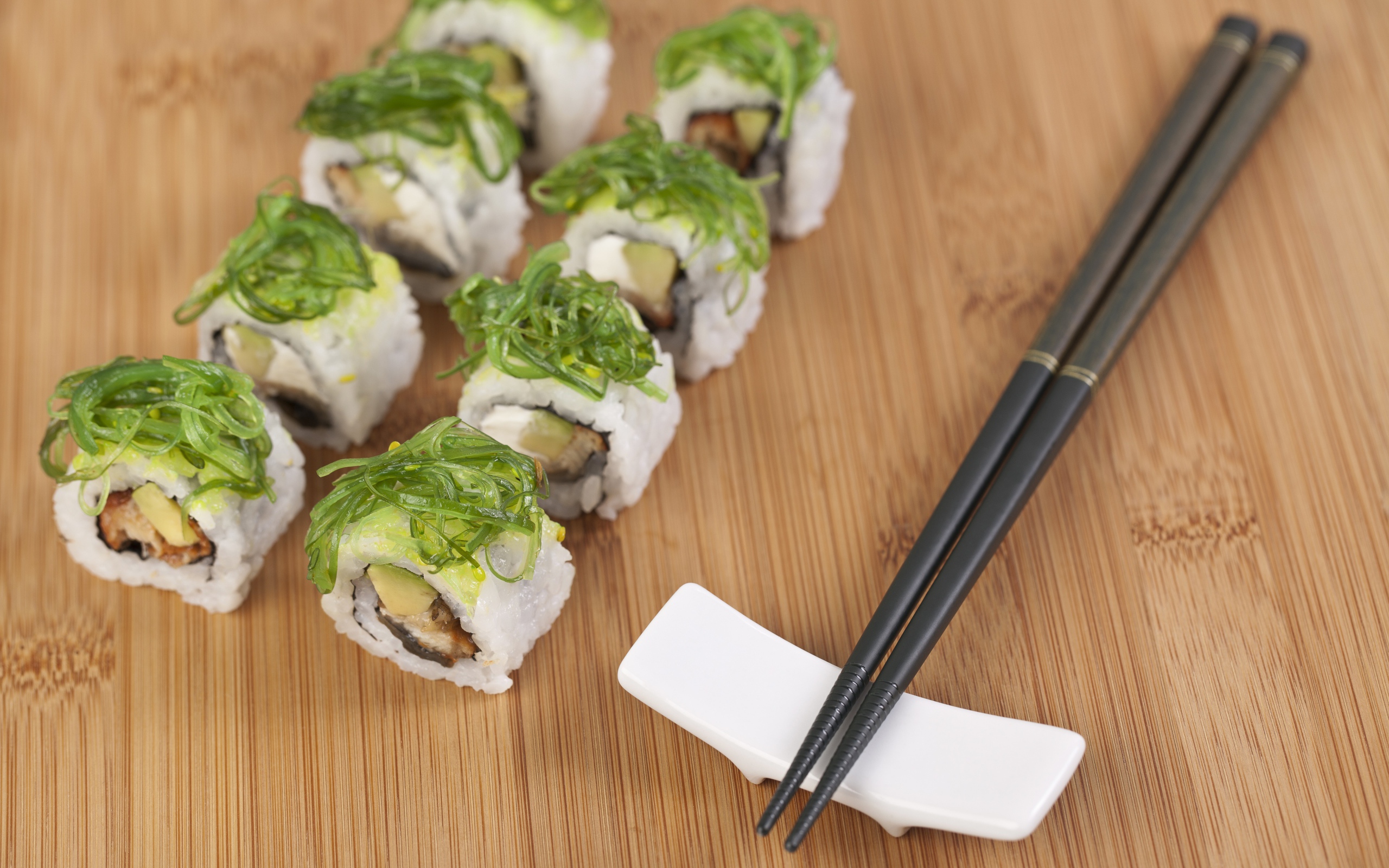 Суши с черными палочками на столе