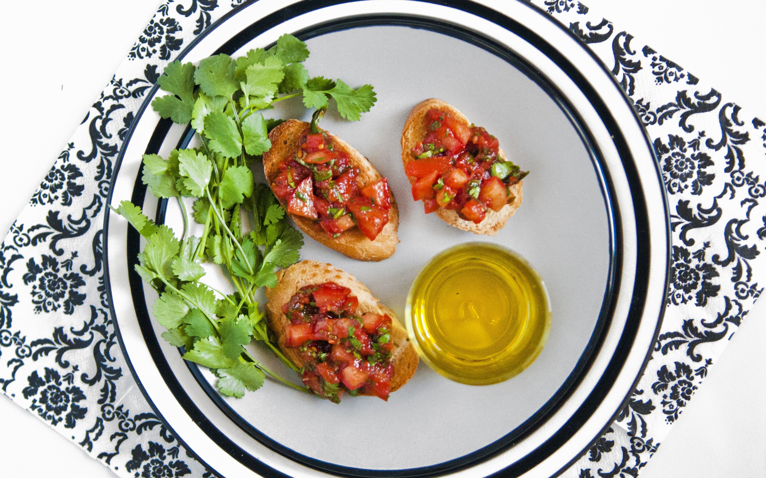 Бутерброды с помидорами на тарелке с петрушкой и маслом