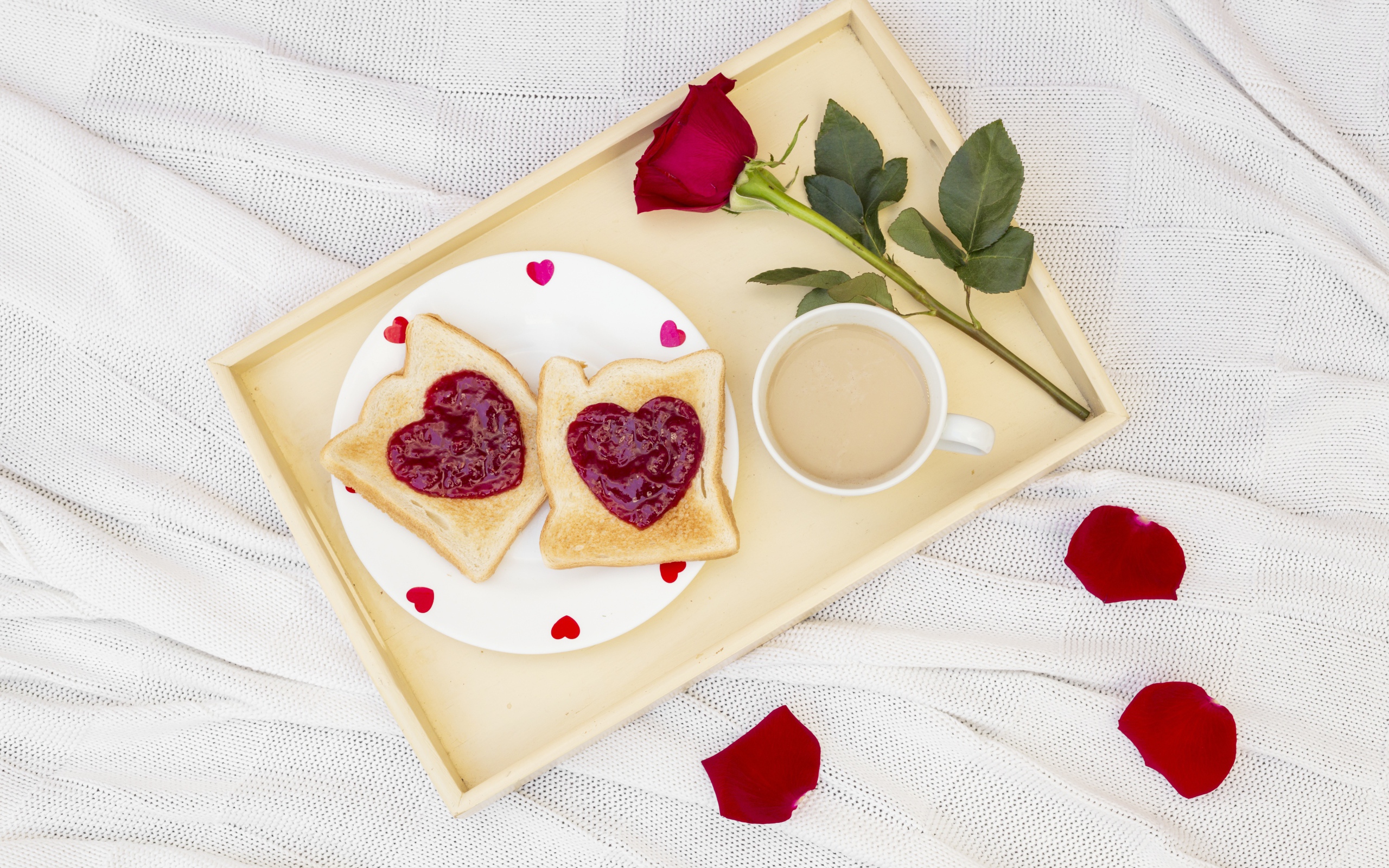 Два тоста с джемом на разносе с розой и кофе