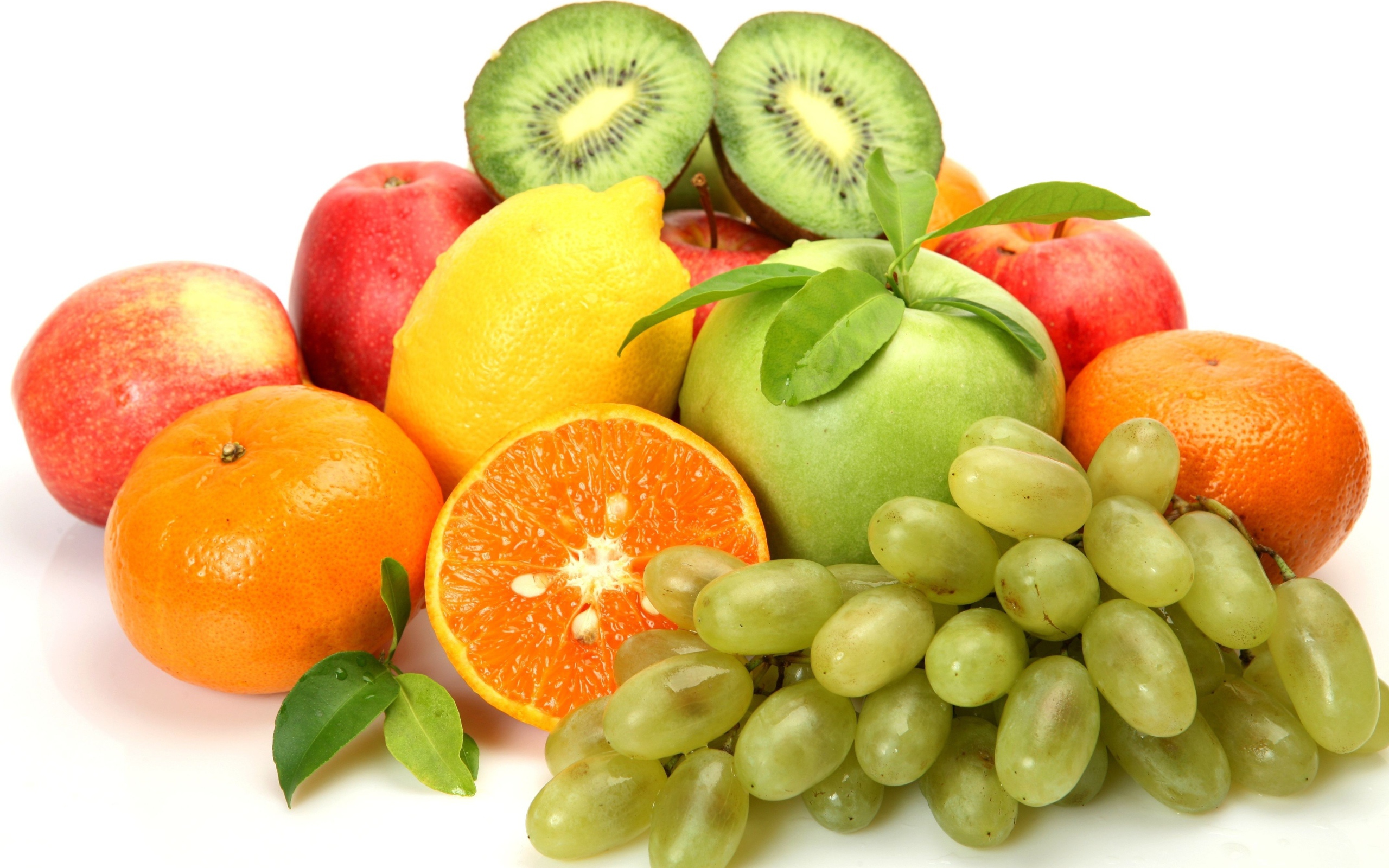 Свежие фрукты с виноградом на белом фоне