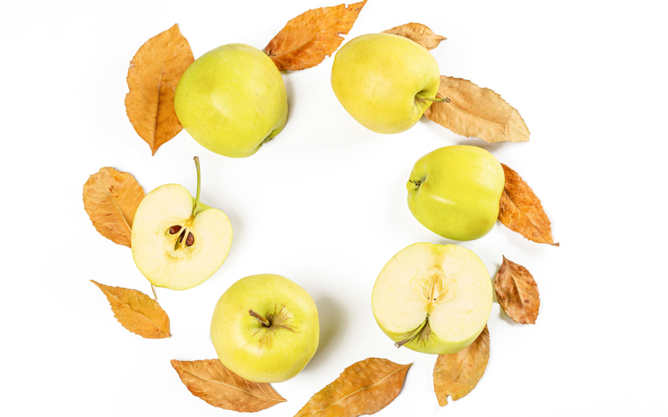 Зеленые яблоки с листьями на белом фоне 