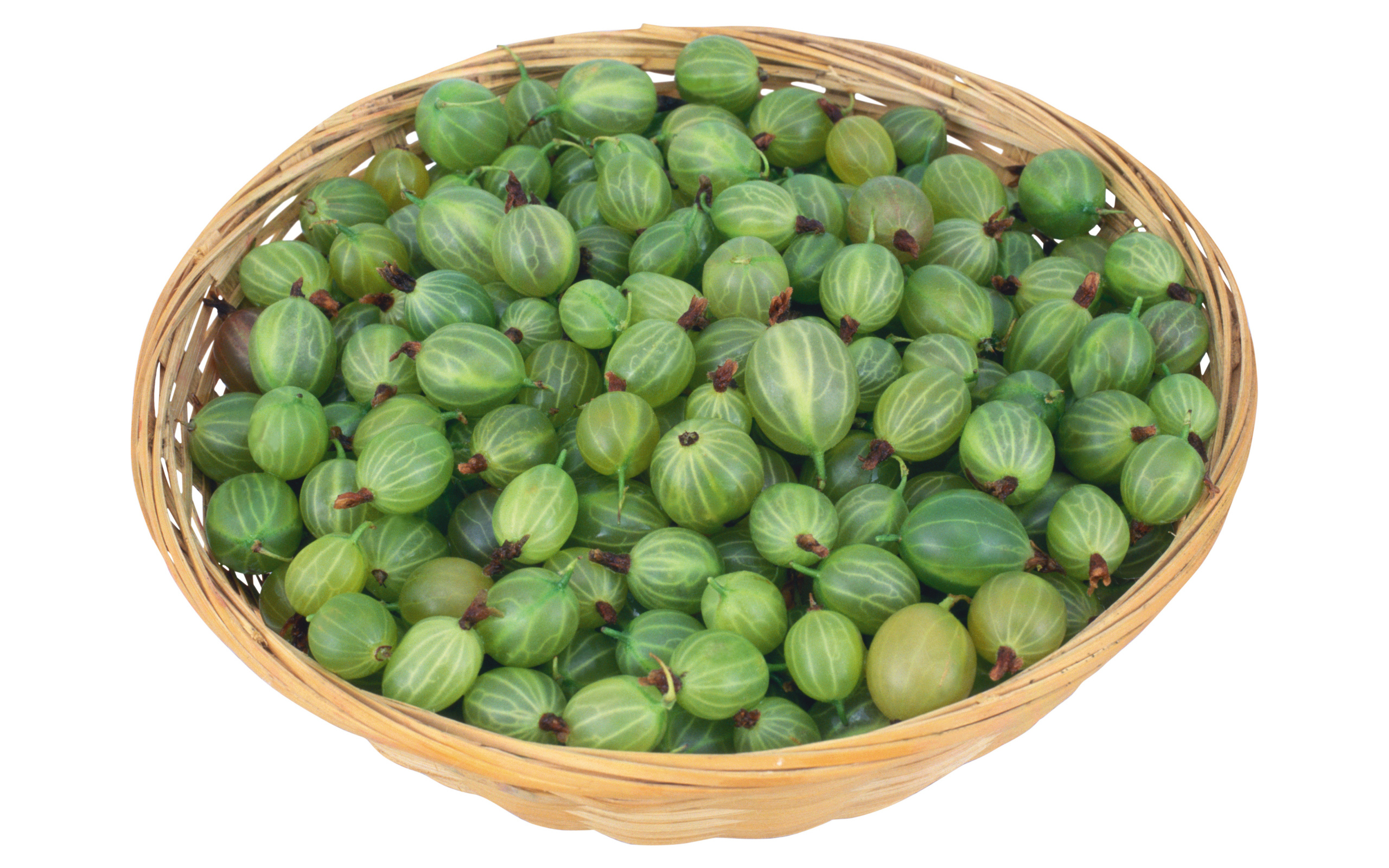 Зеленый крыжовник в корзинке на белом фоне