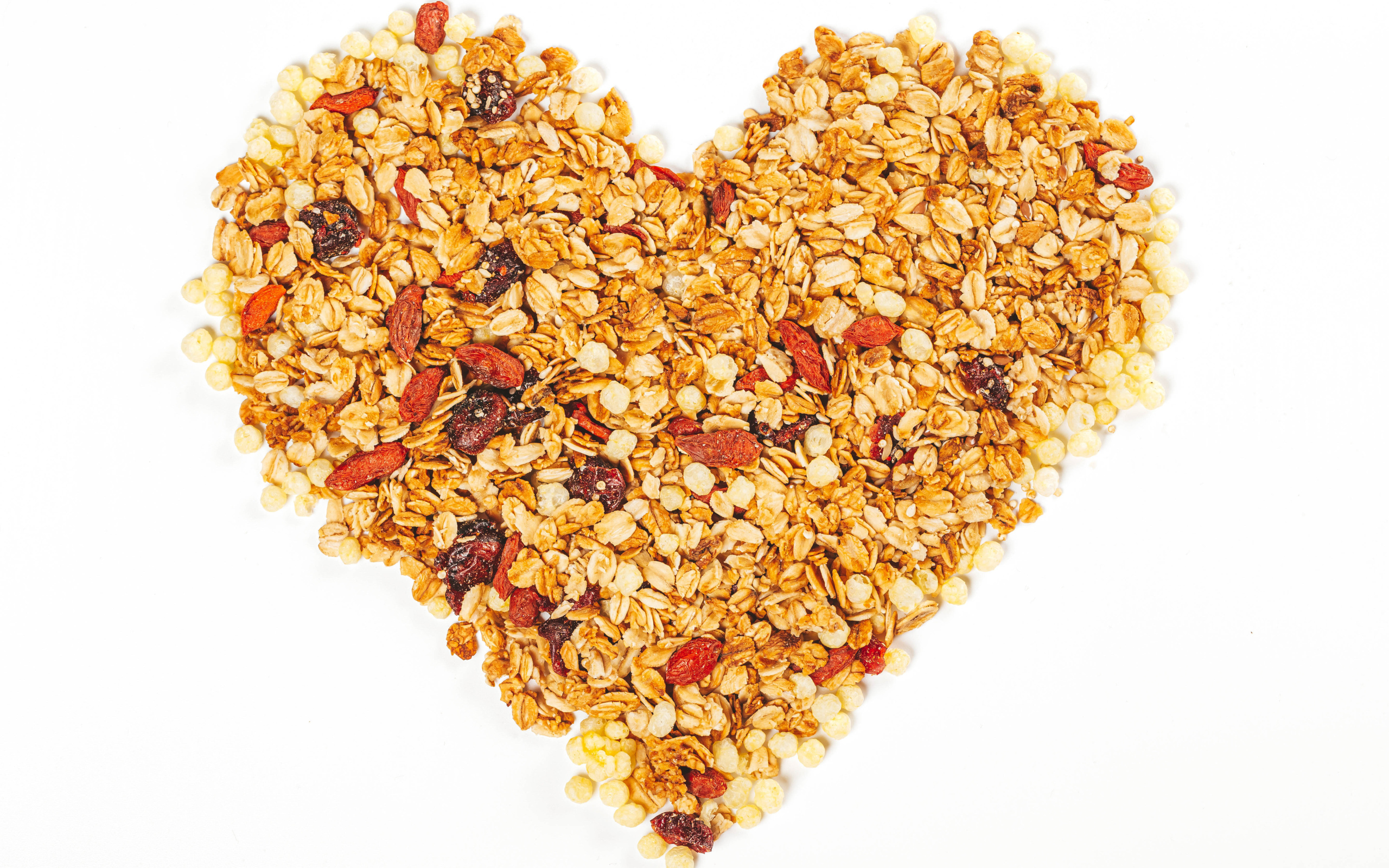 Сердце из мюсли на белом фоне