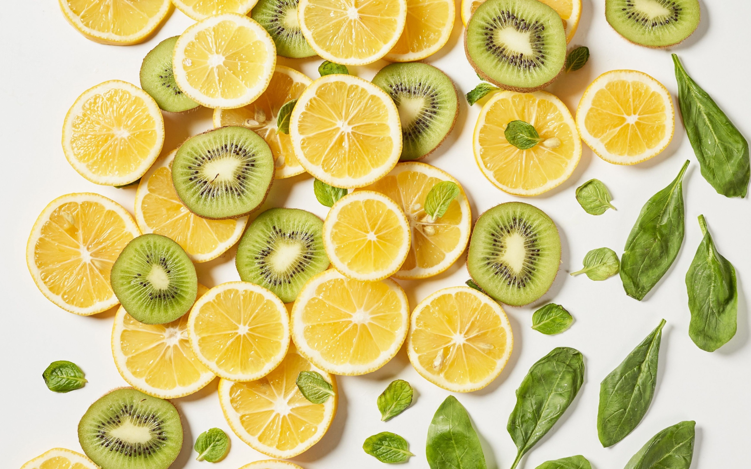 Кружочки лимона и киви на белом фоне