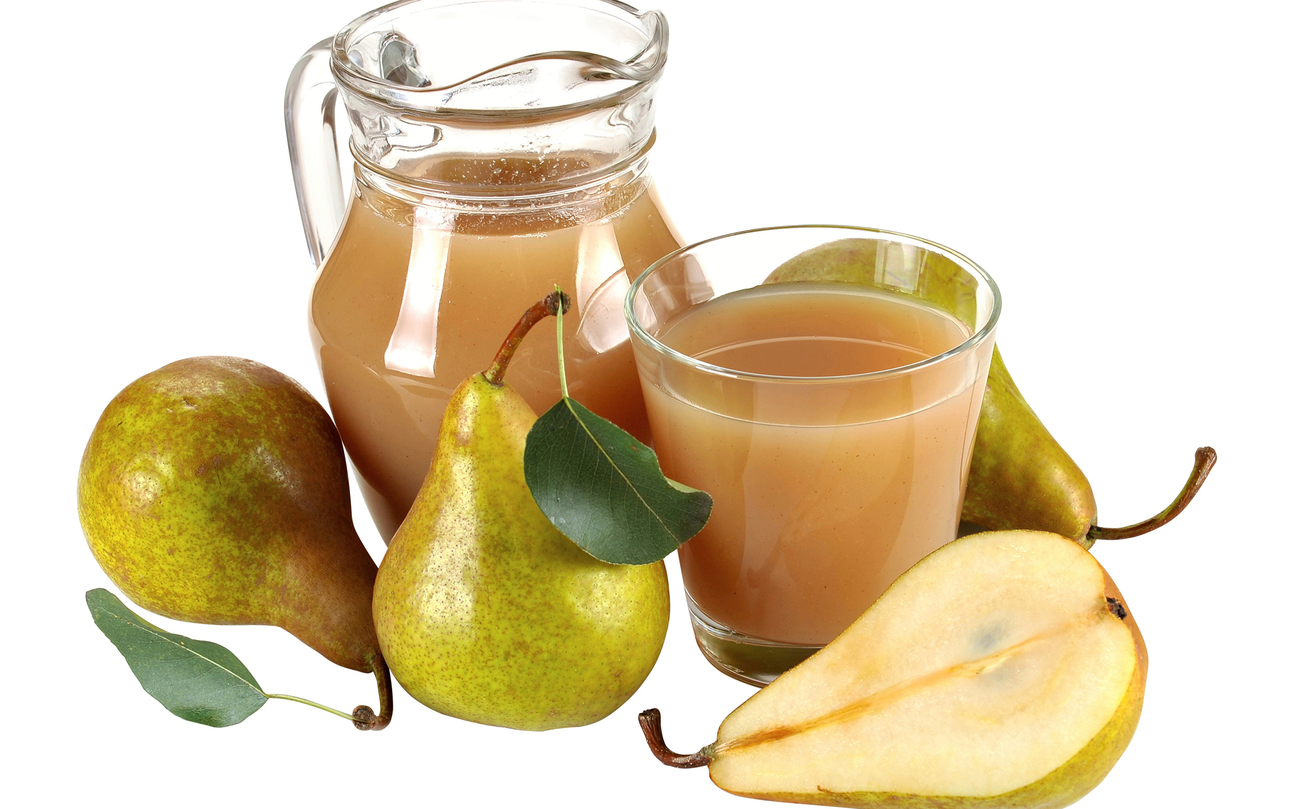 Грушевый сок с грушами на белом фоне