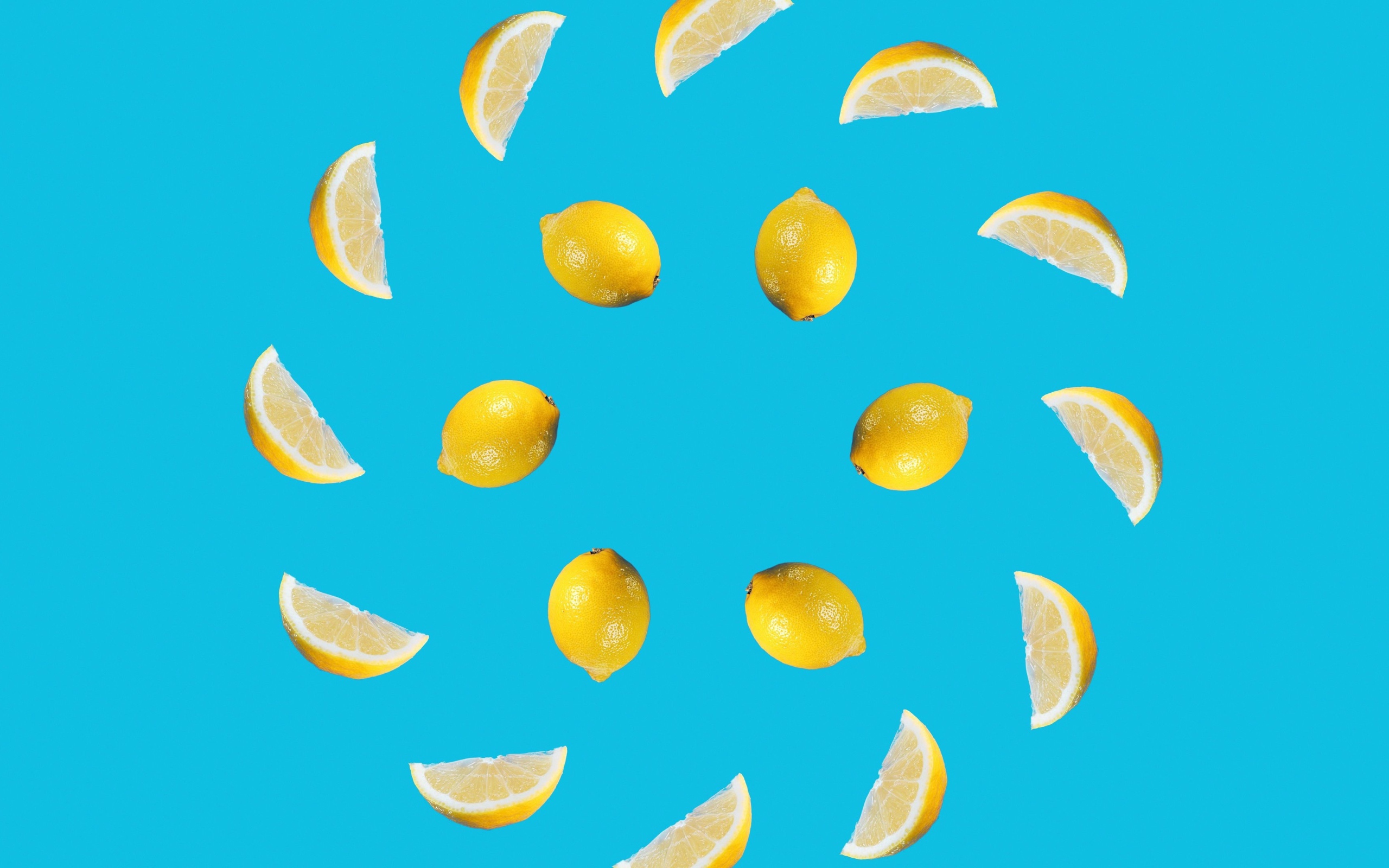 Нарезанный лимон на голубом фоне