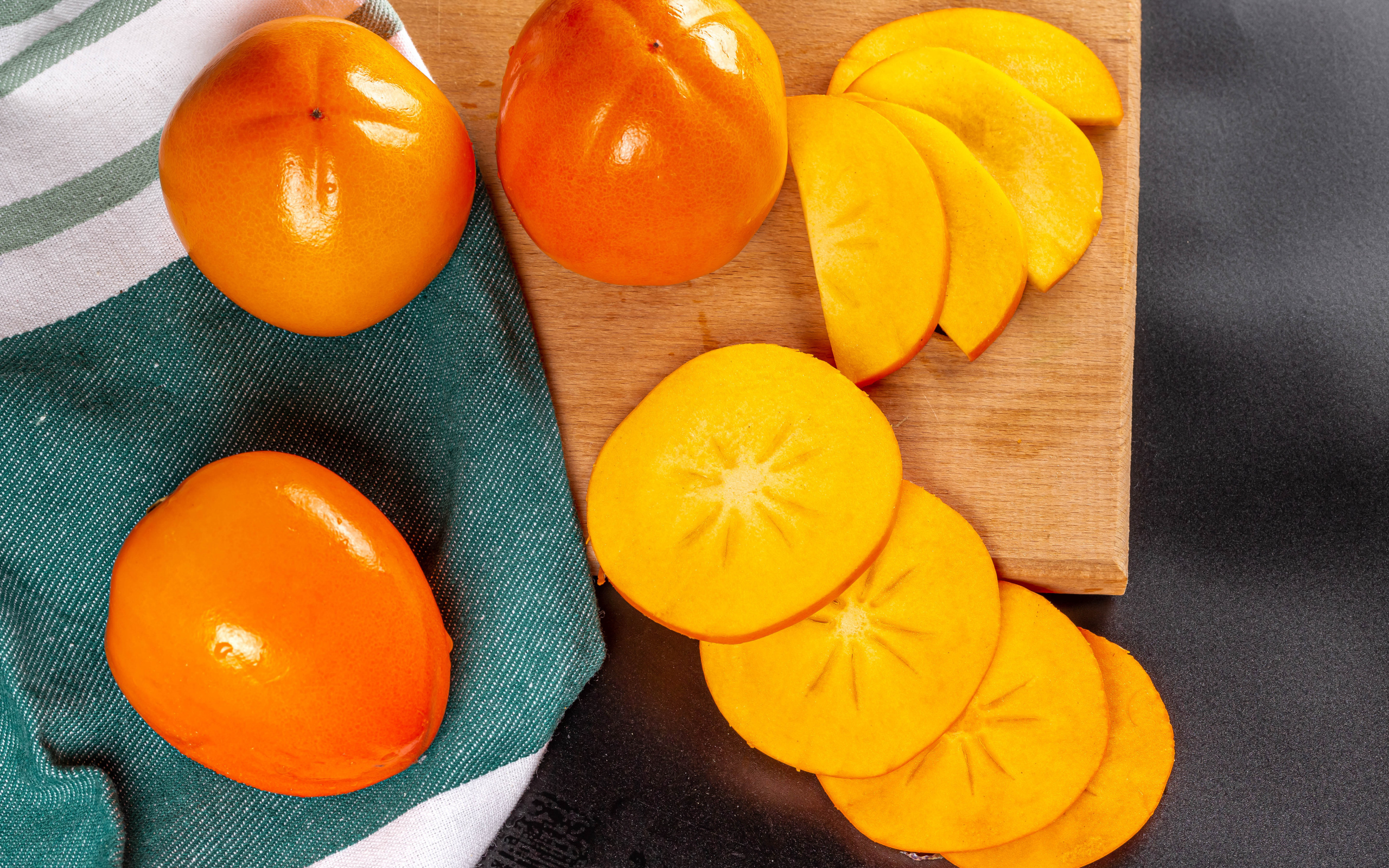 Хурма нарезанная кусочками на столе