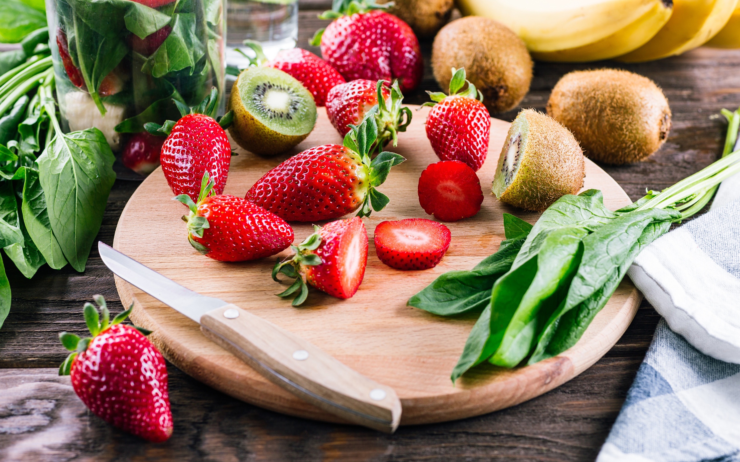 Нарезанная клубника и киви на деревянной доске 