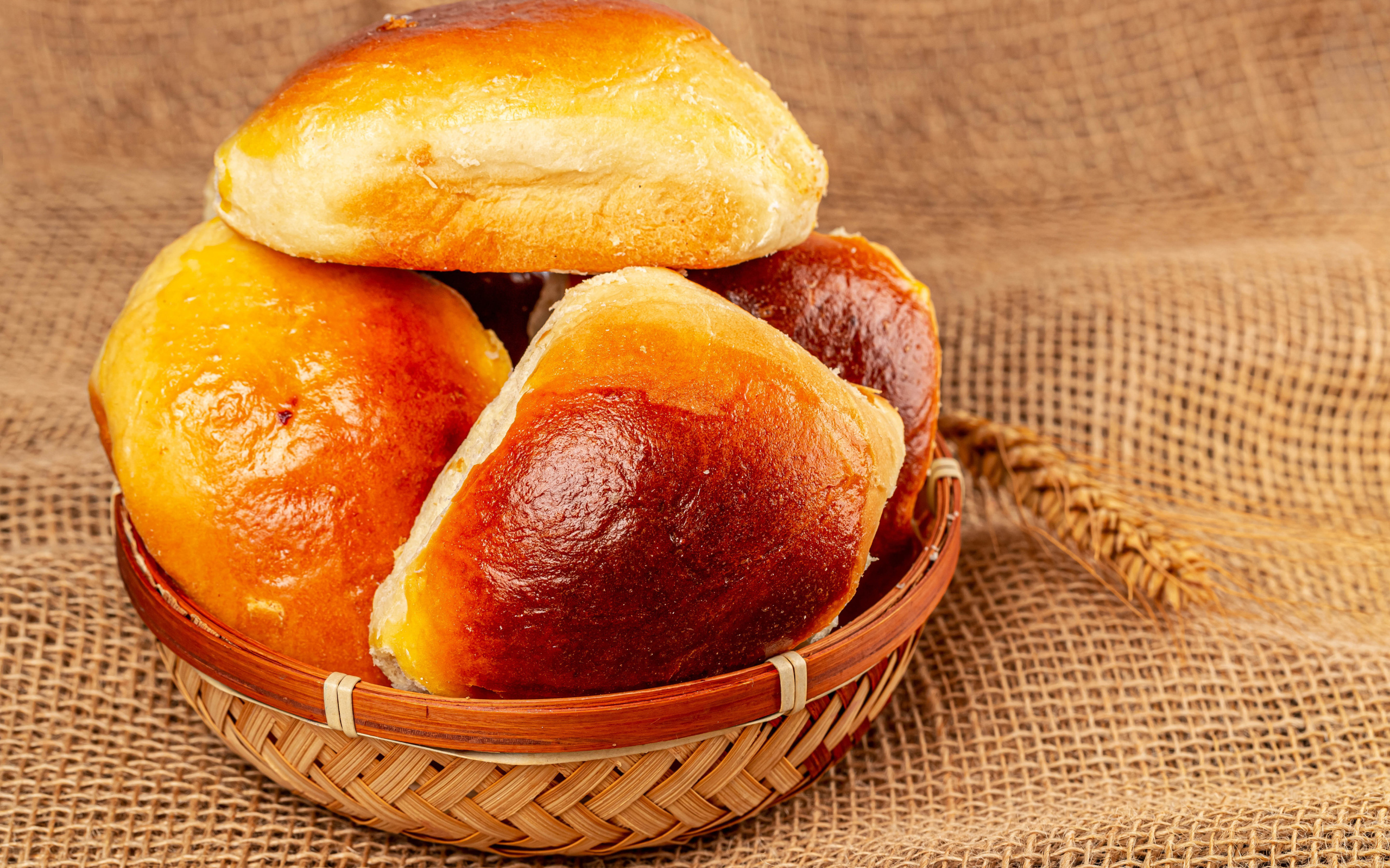 Свежие аппетитные булочки в корзинке