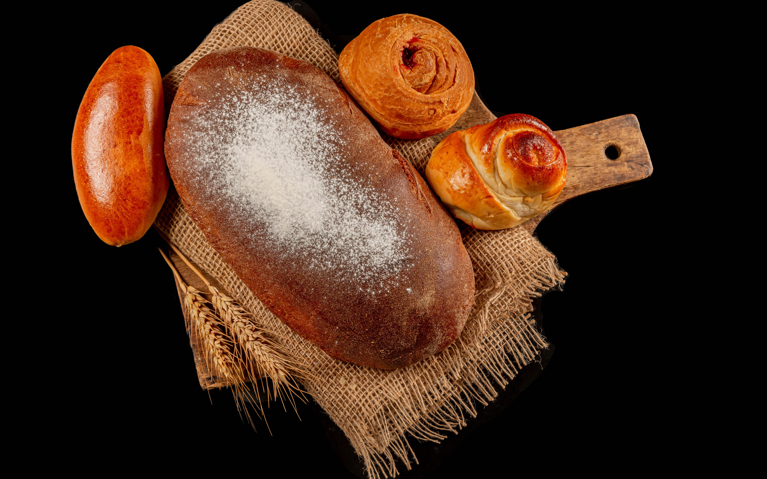 Свежая выпечка на черной поверхности