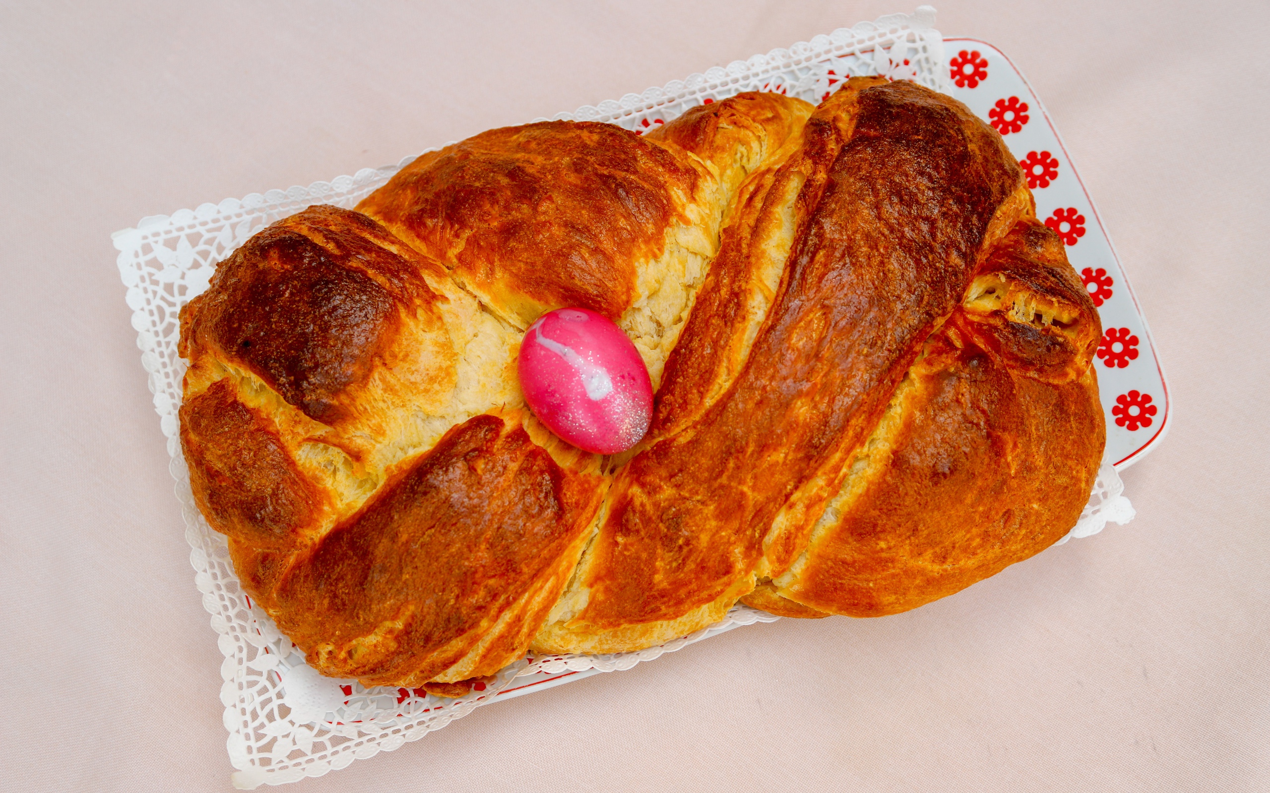 Плетеный кекс на столе на кружевной салфетке