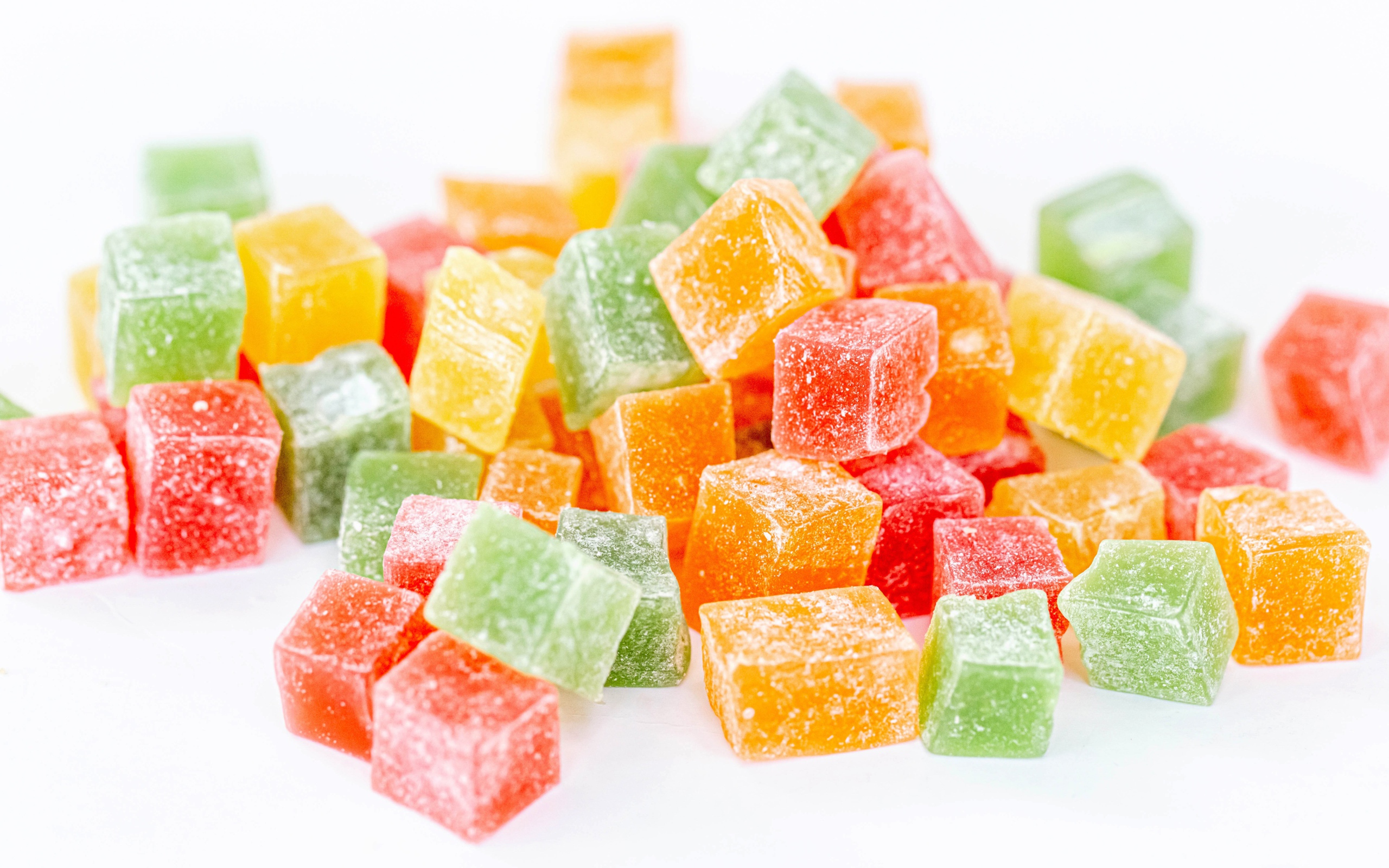 Аппетитный разноцветный мармелад в сахаре на белом фоне 