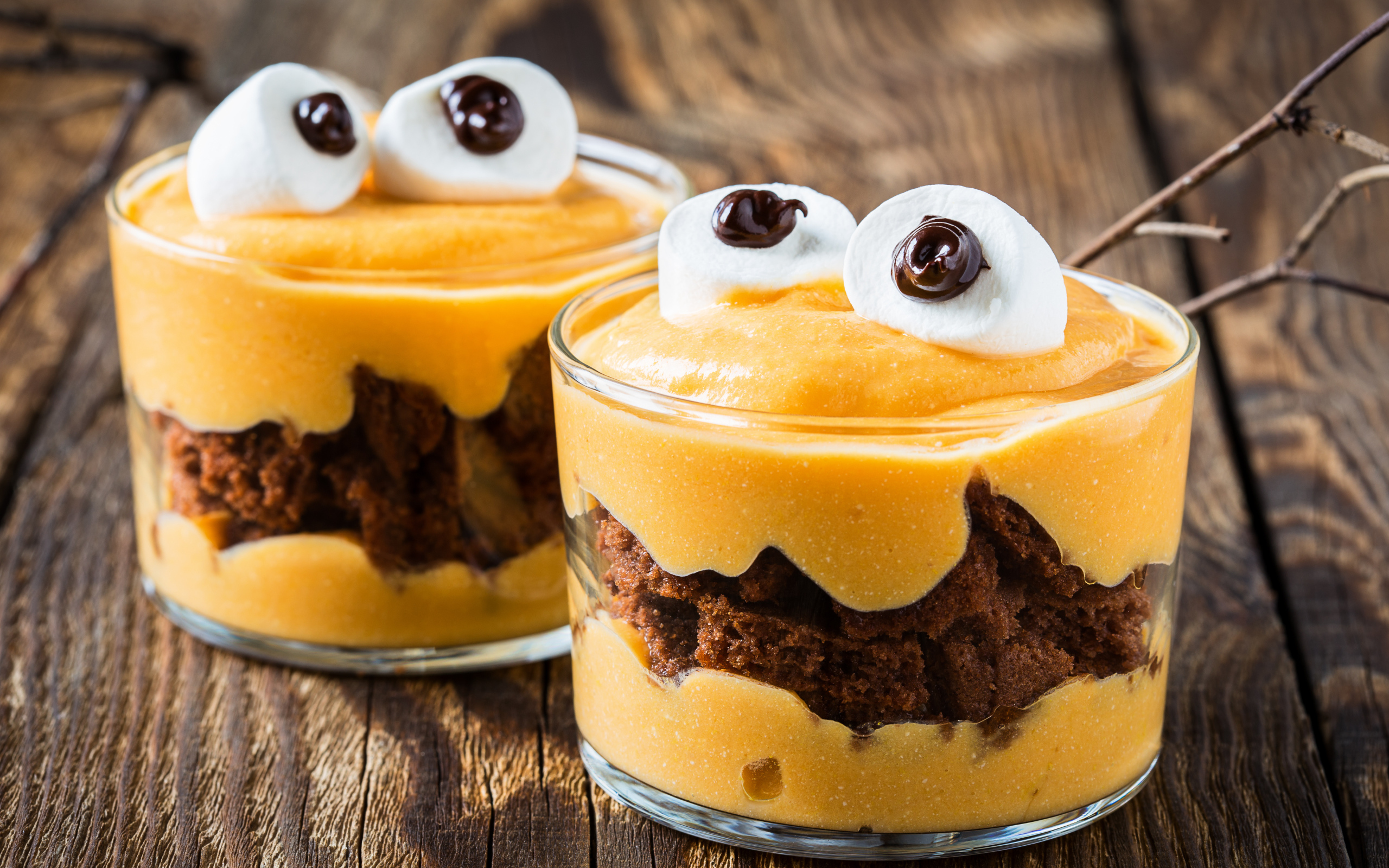 Ягодный десерт с кусочками пирога 