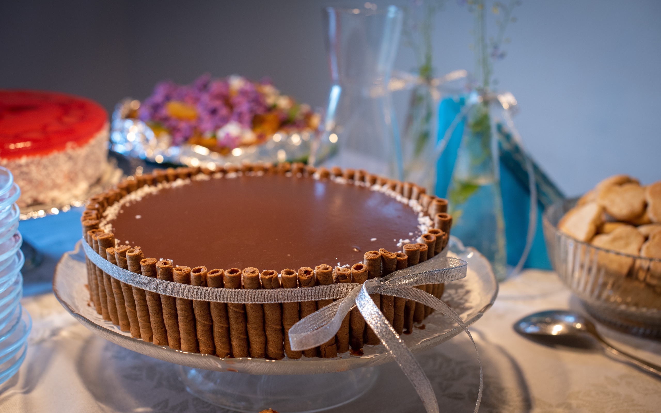 Большой шоколадный торт с трубочками на столе