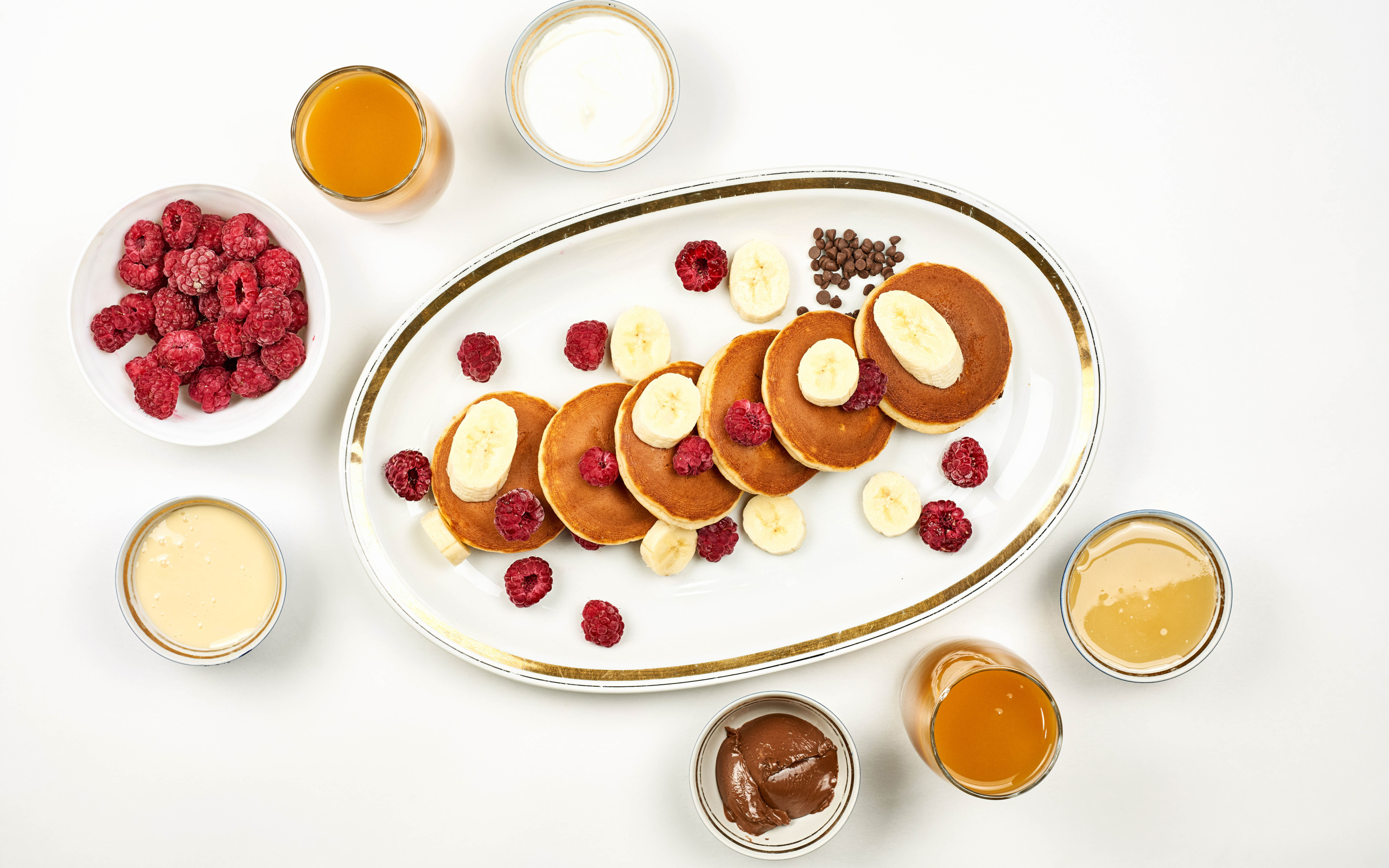 Сырники на столе с малиной и сладкими начинками