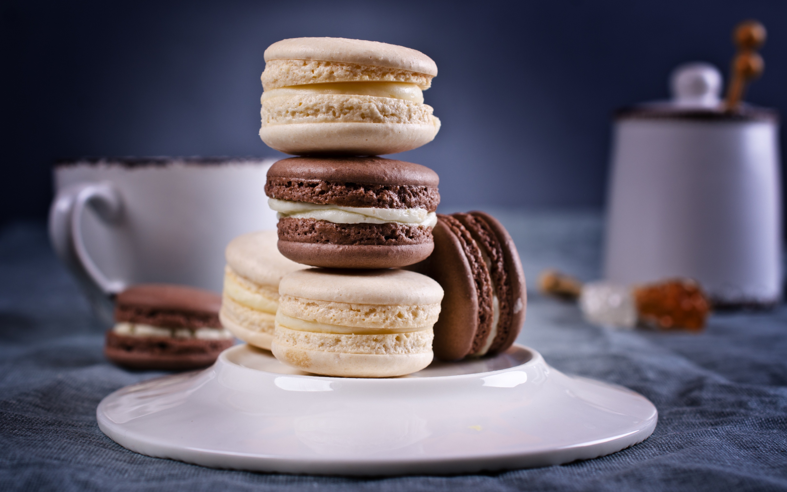 Сливочный и шоколадный десерт макарун на столе с тарелкой