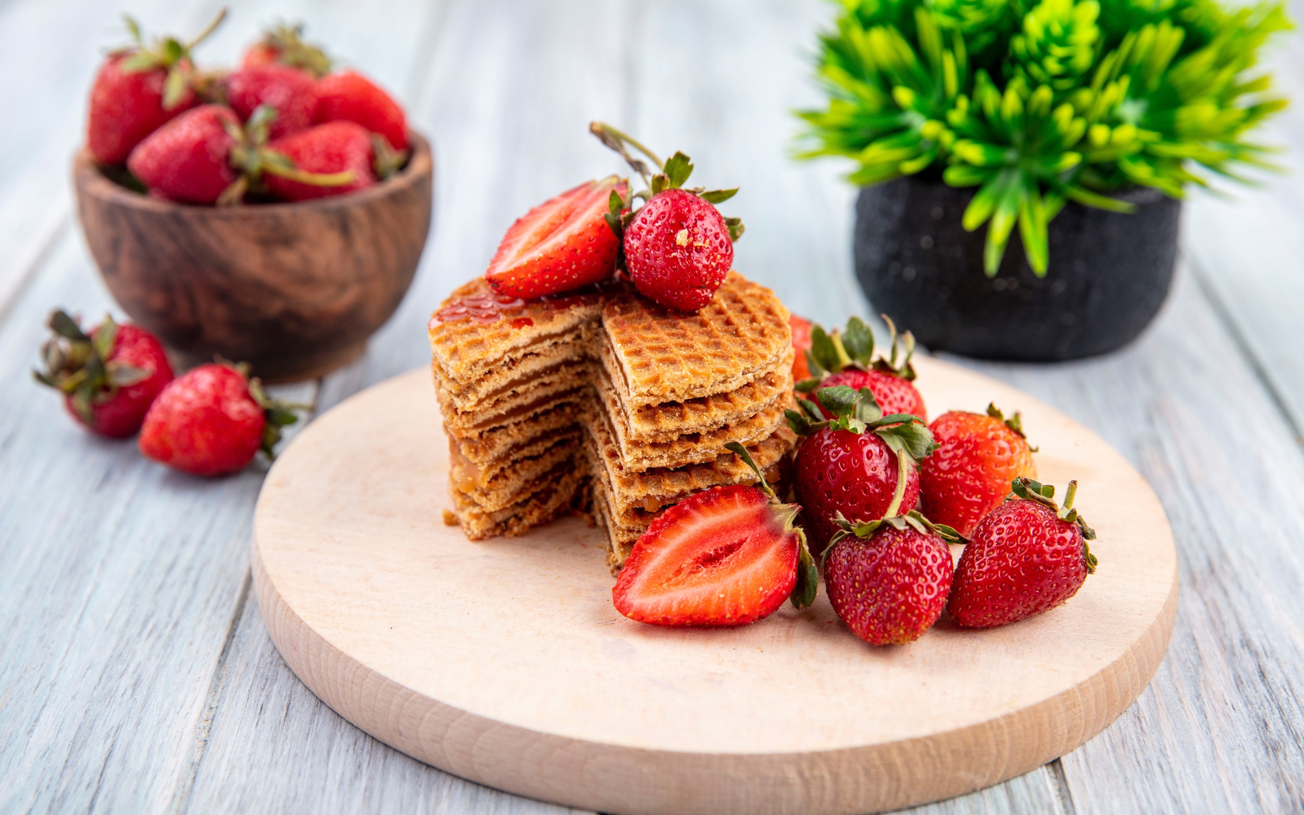 Хрустящие вафли со свежей клубникой 