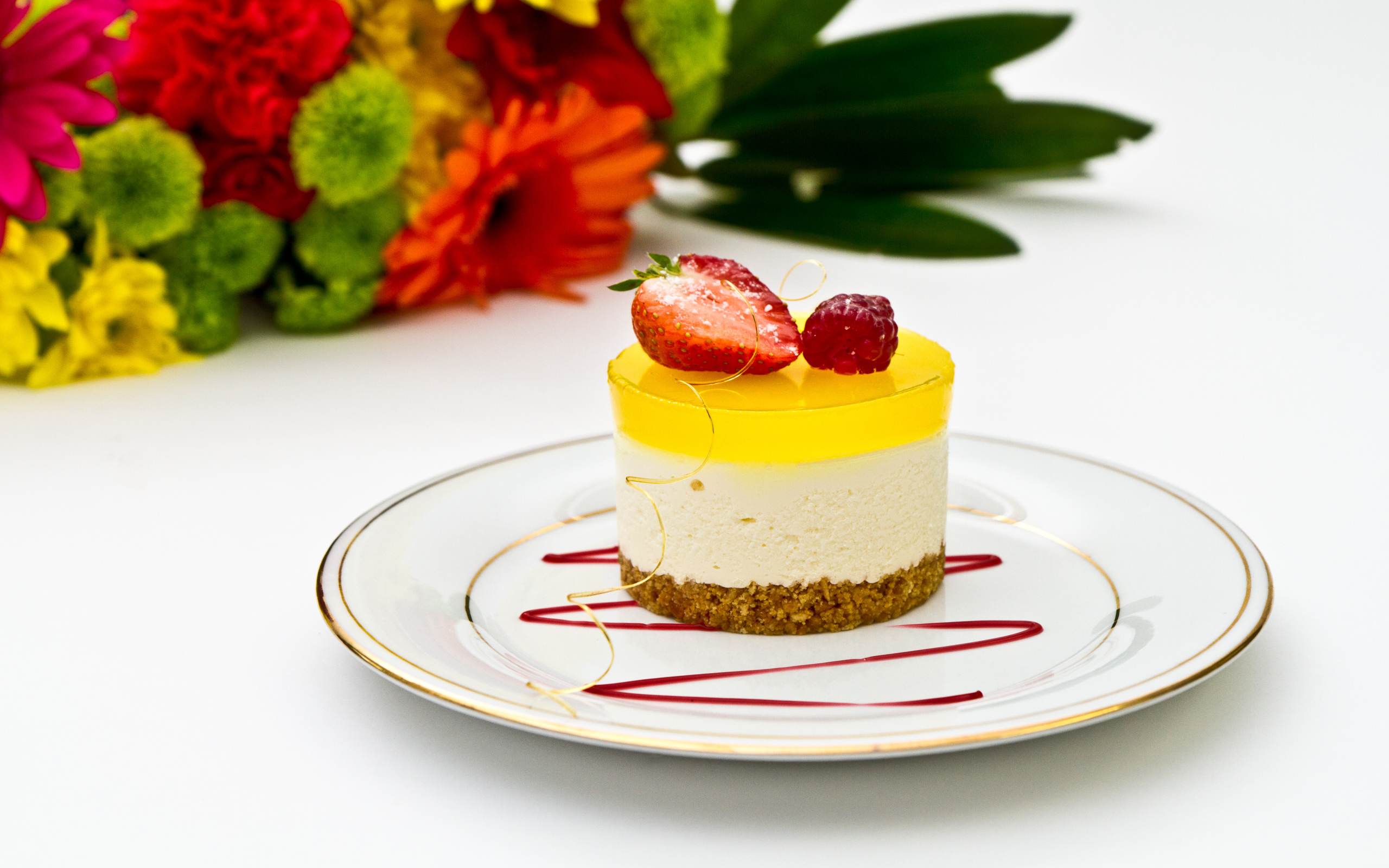 Вкусный десерт с ягодами на большой тарелке