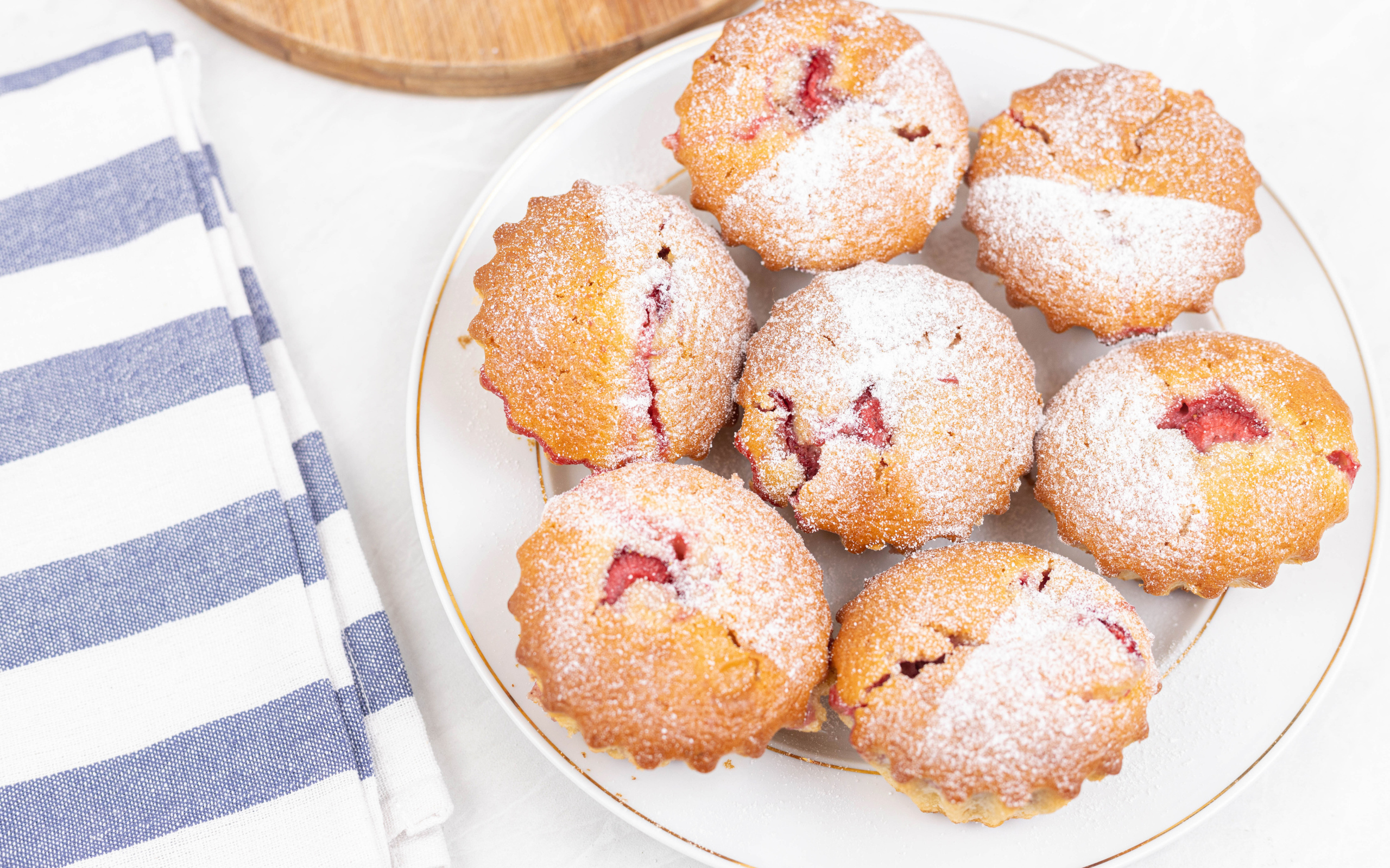 Вкусные кексы с клубникой с сахарной пудрой