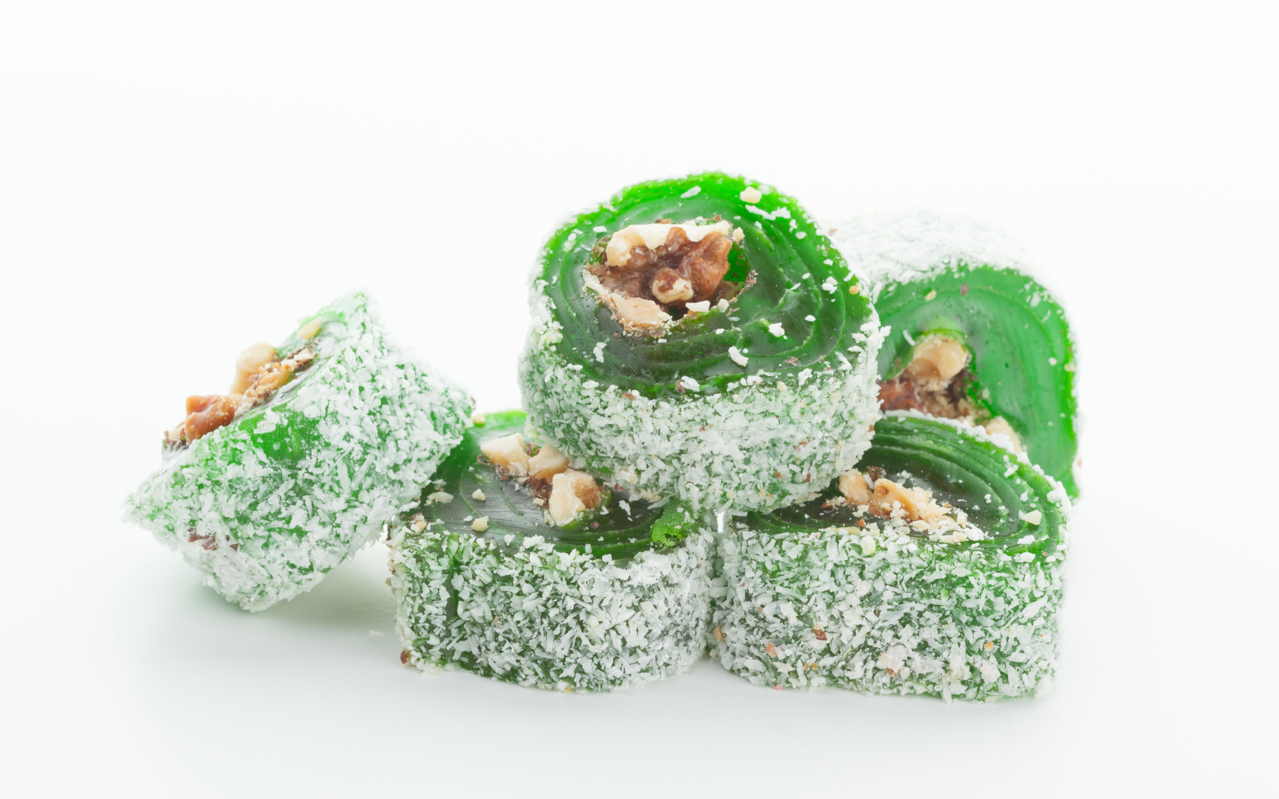 Зеленый рахат лукум на белом фоне