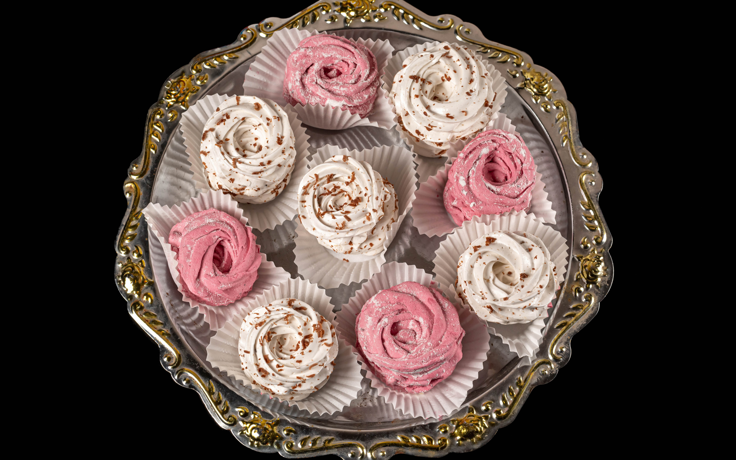 Домашний фруктовый зефир на черном фоне