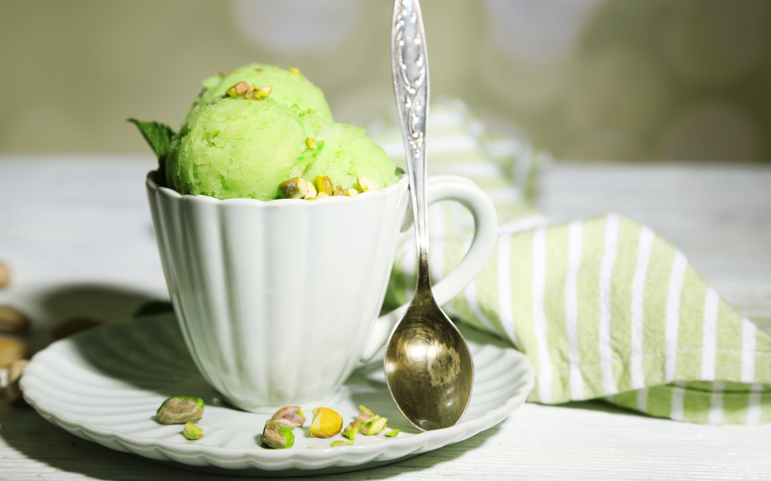 Шарики мороженого в чашке с фисташками
