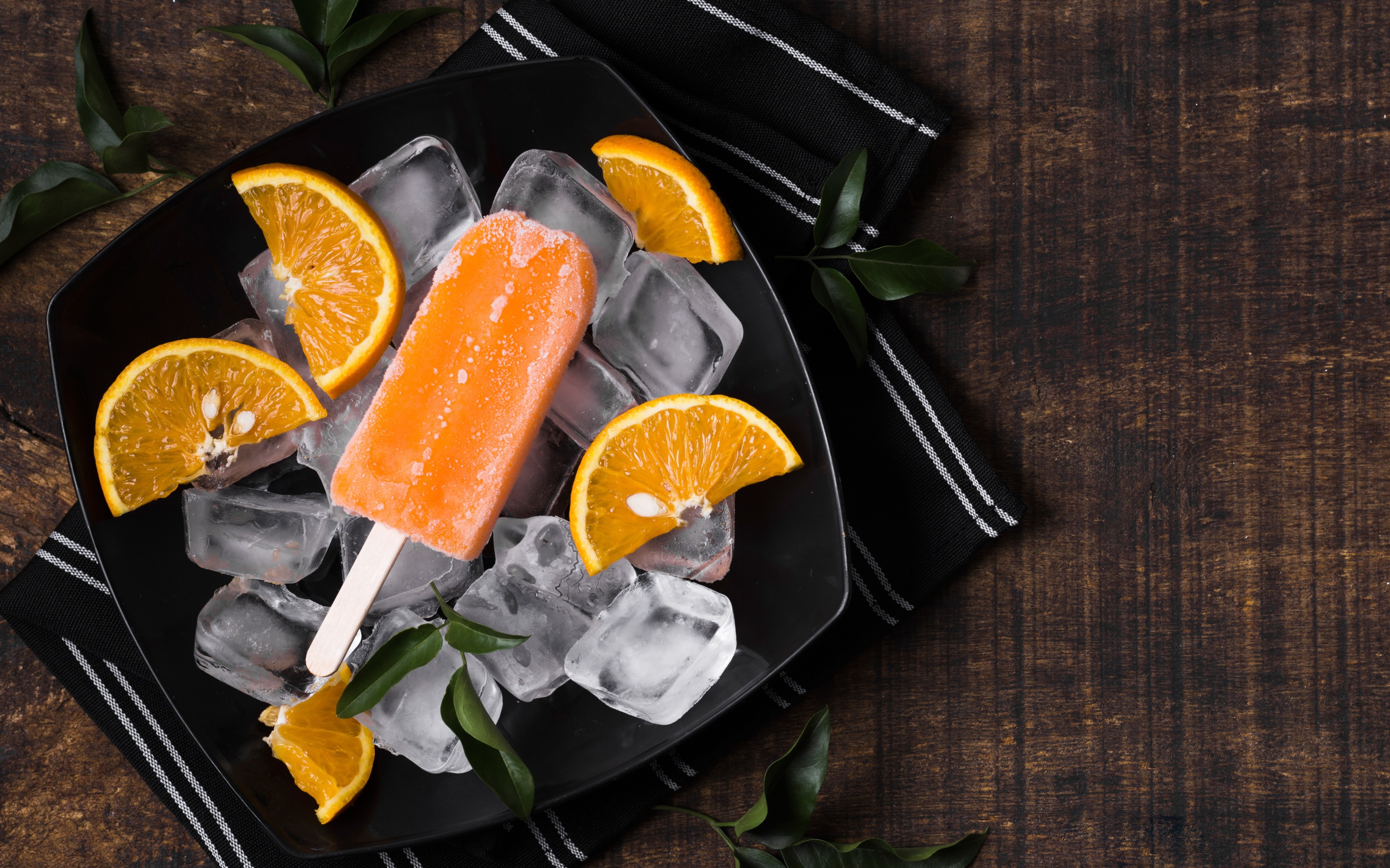 Мороженое с кусочками льда и апельсинами 