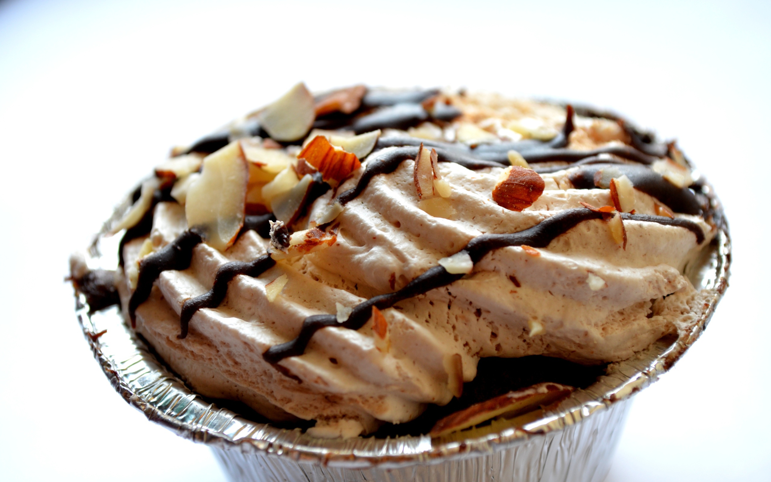 Пирожное меренга с орехами и шоколадом