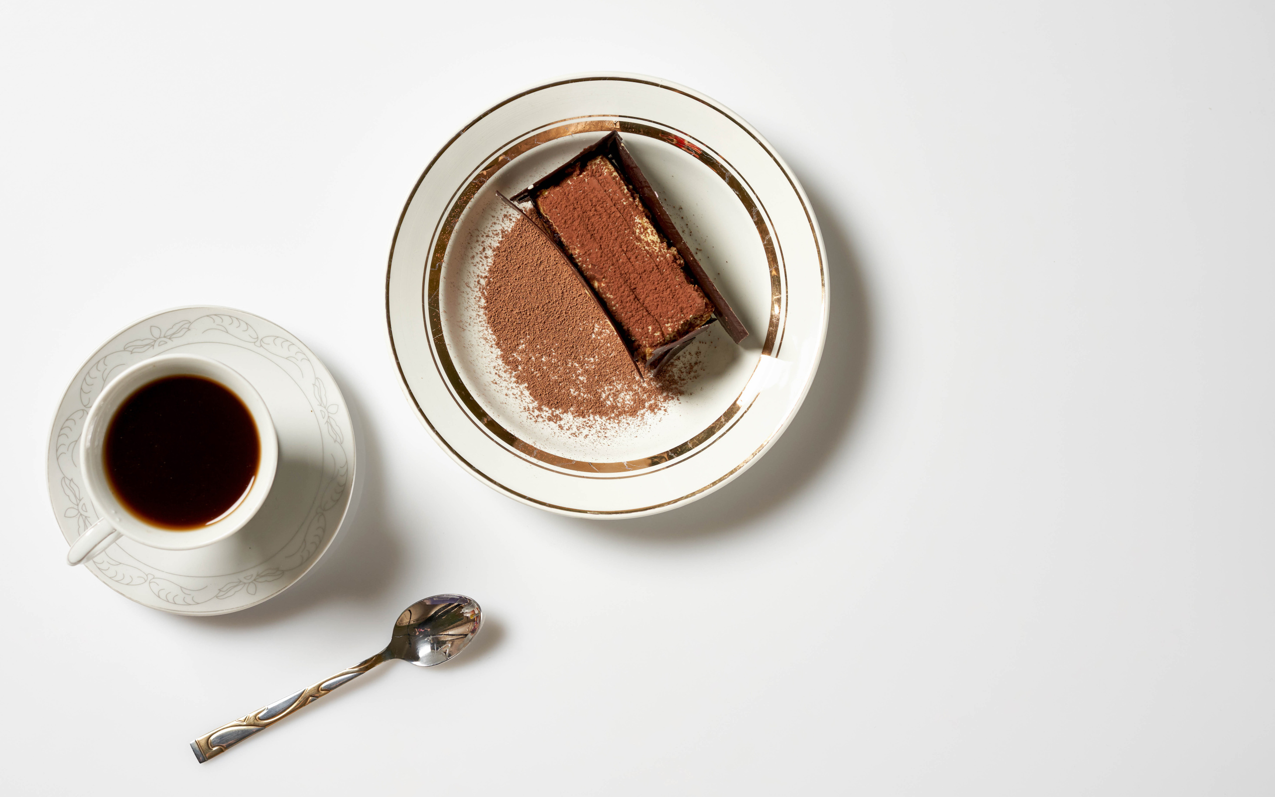 Кусок торта на столе с чашкой кофе 