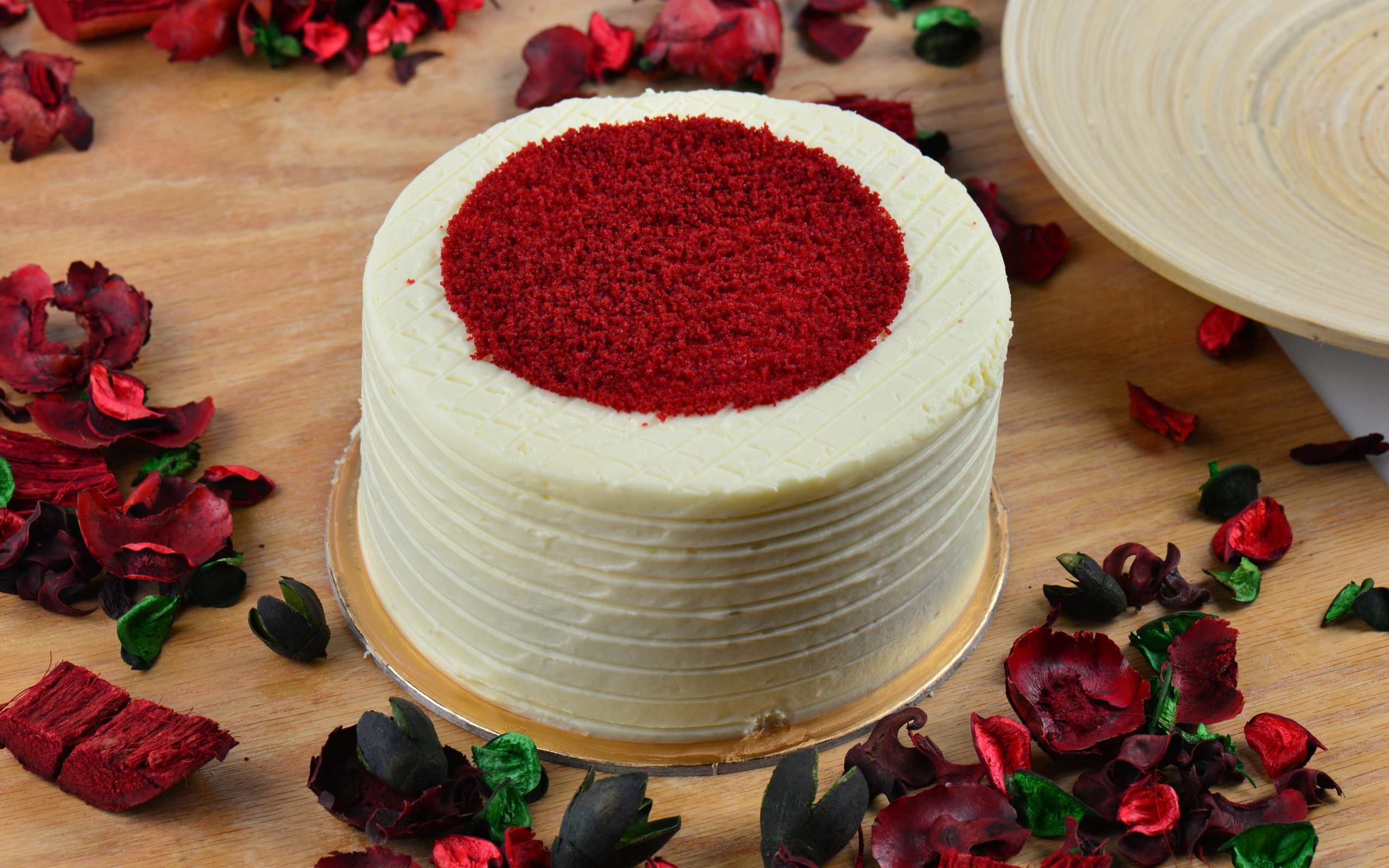 Торт красный бархат с лепестками цветов 