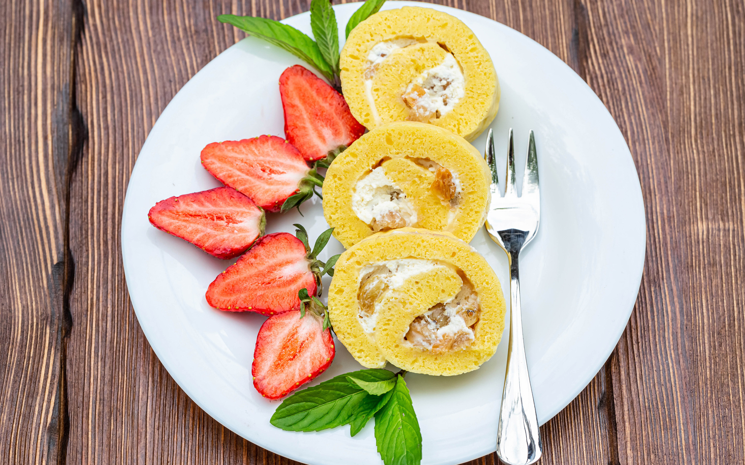 Бисквитный рулет  с кусочками клубники