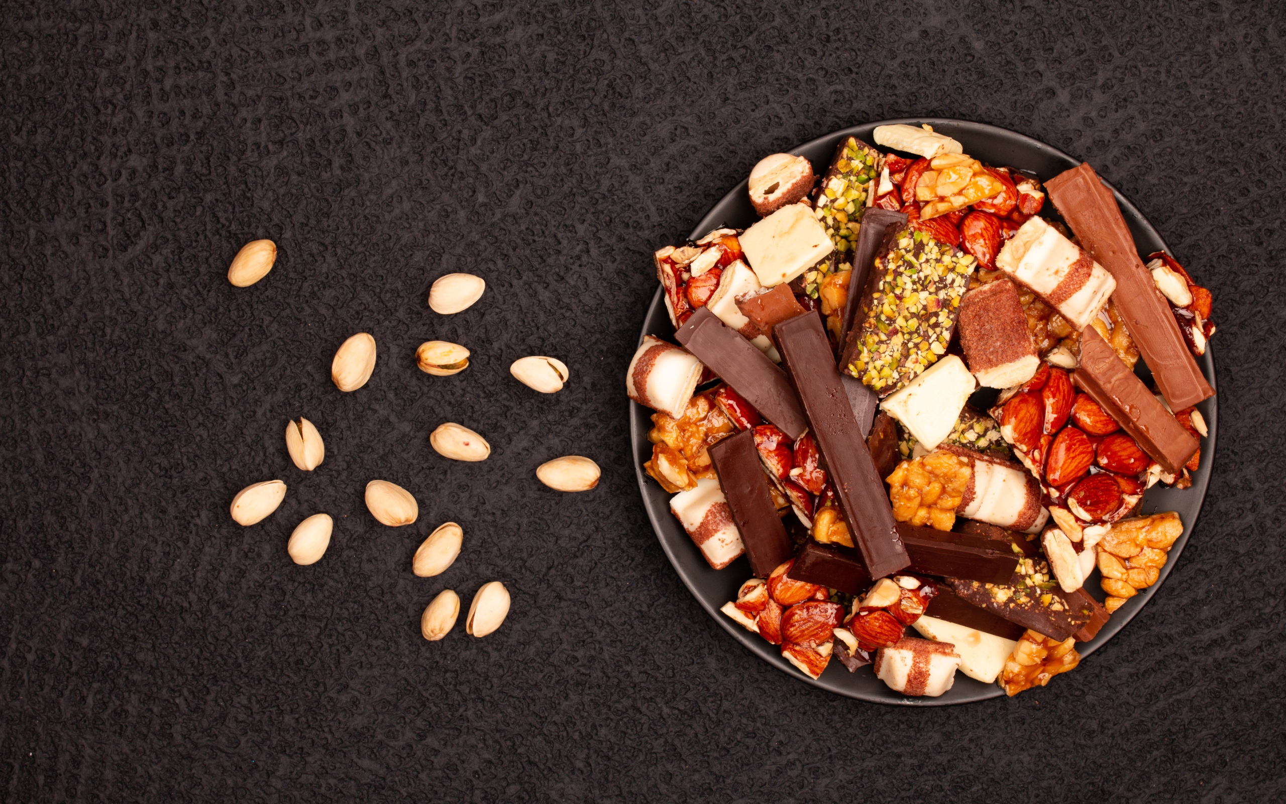 Сладости с орехами на черном столе 