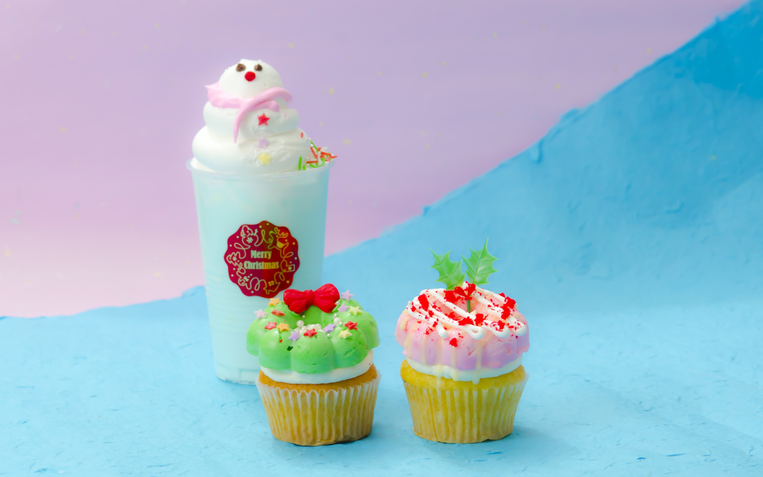 Два кекса и коктейль на ярком фоне 