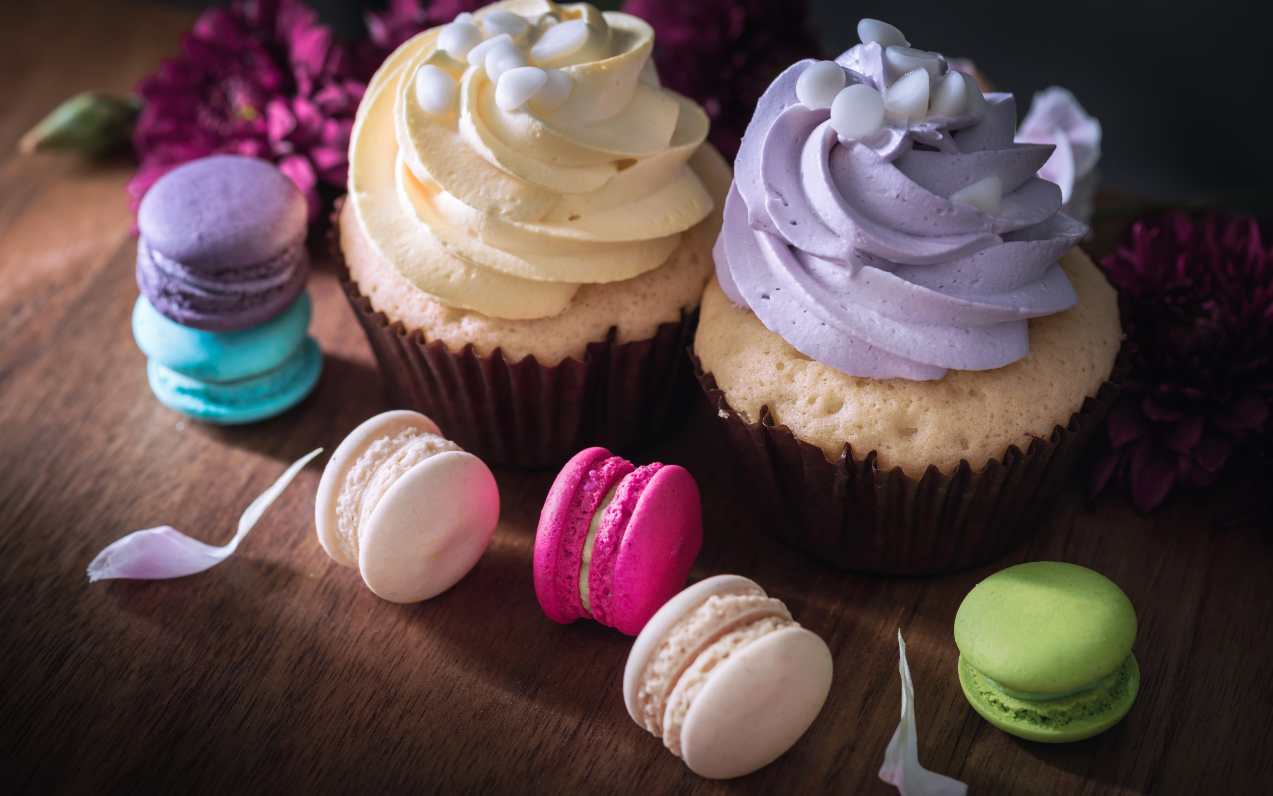 Два капкейка на столе с десертом макарун