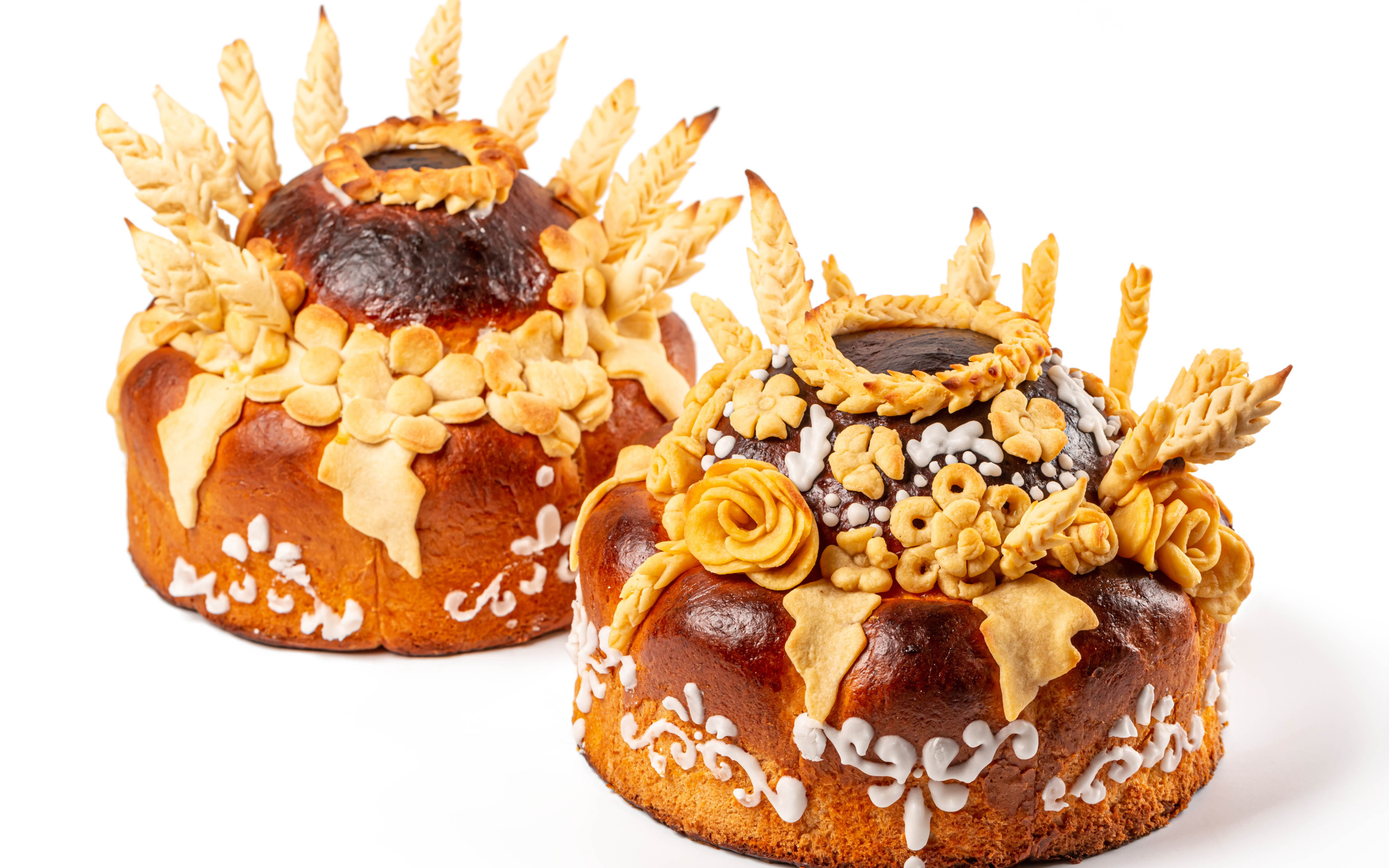 Два каравая с цветами на белом фоне