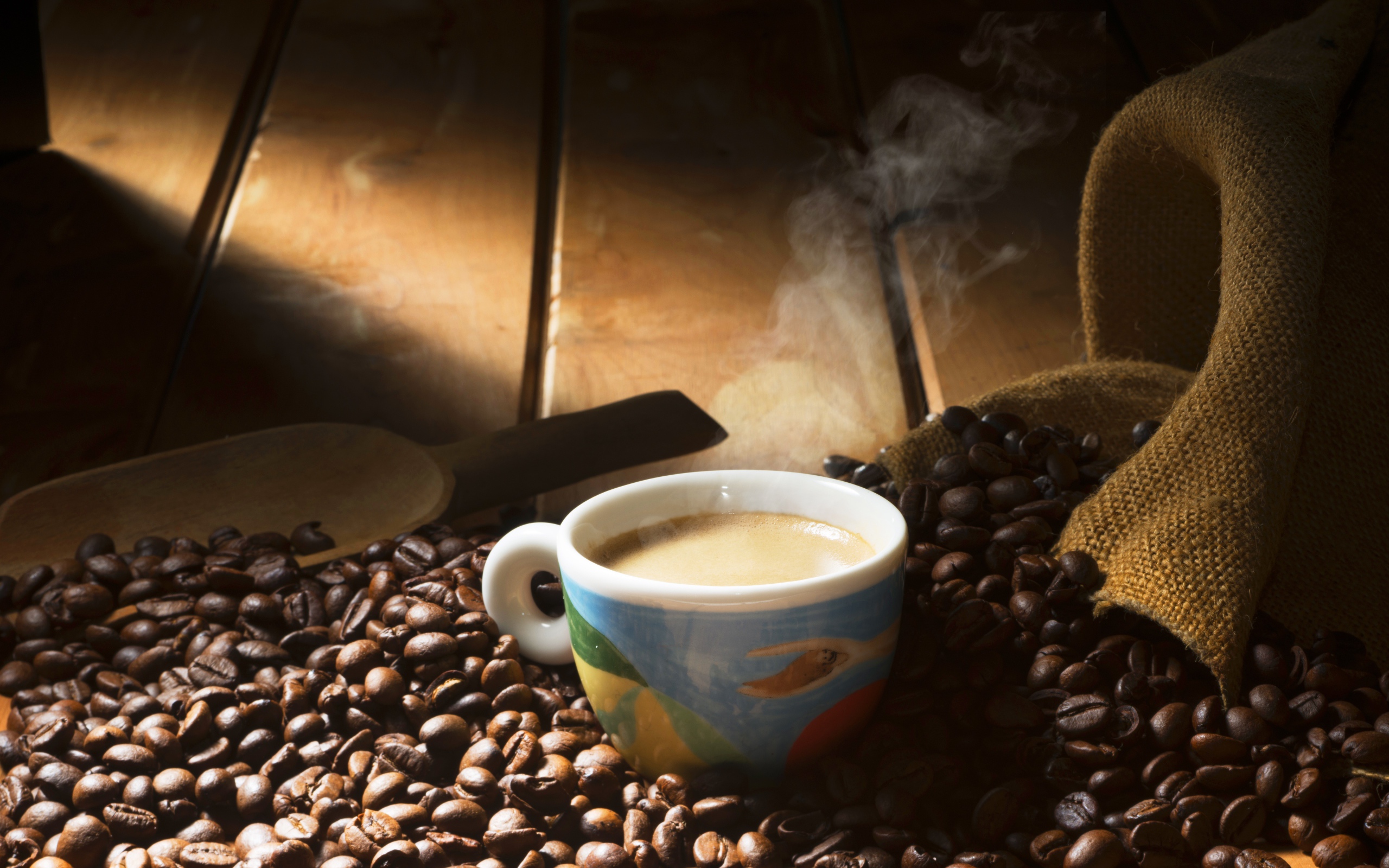 Чашка горячего кофе стоит на зернах
