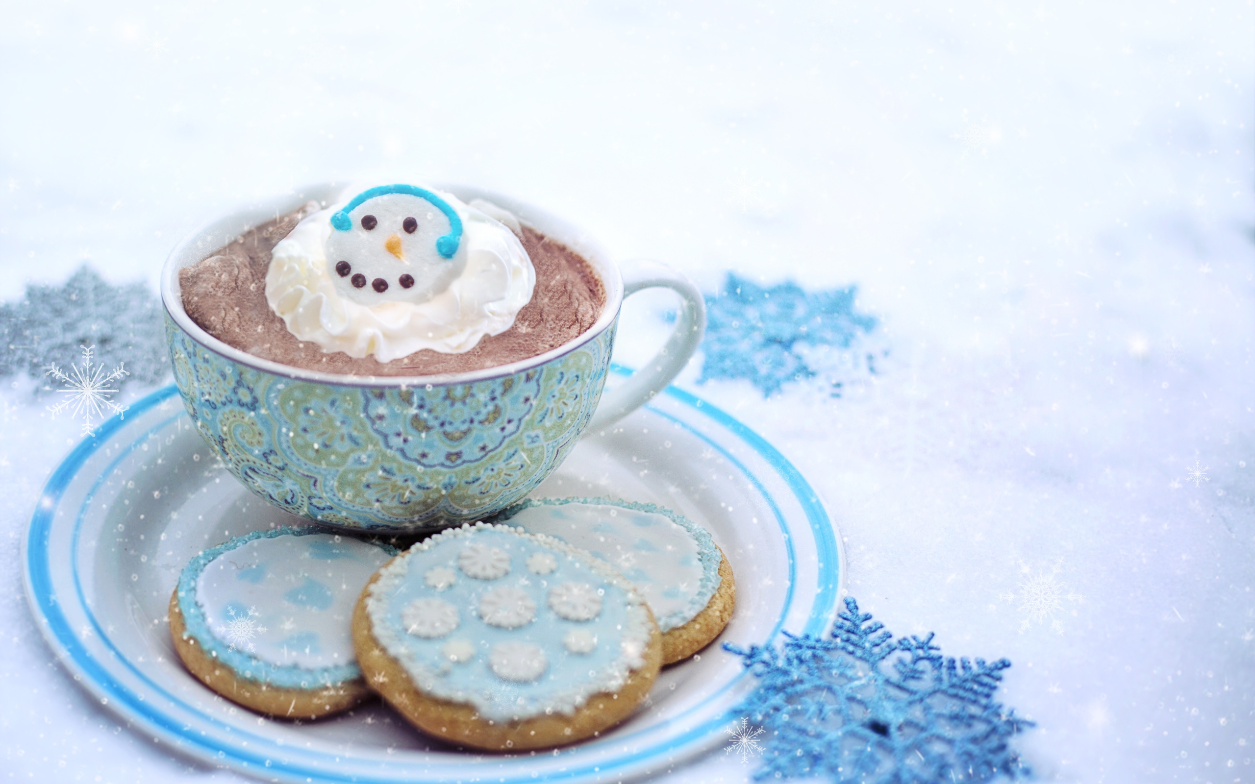 Чашка кофе с печеньем на снегу