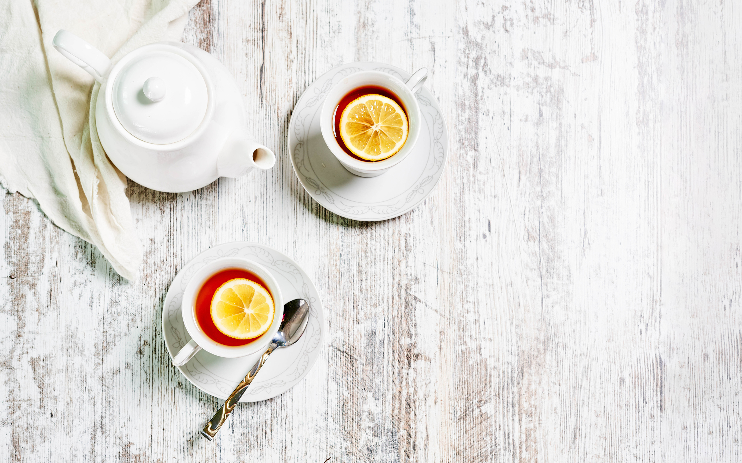 Вкусный черный чай с лимоном 