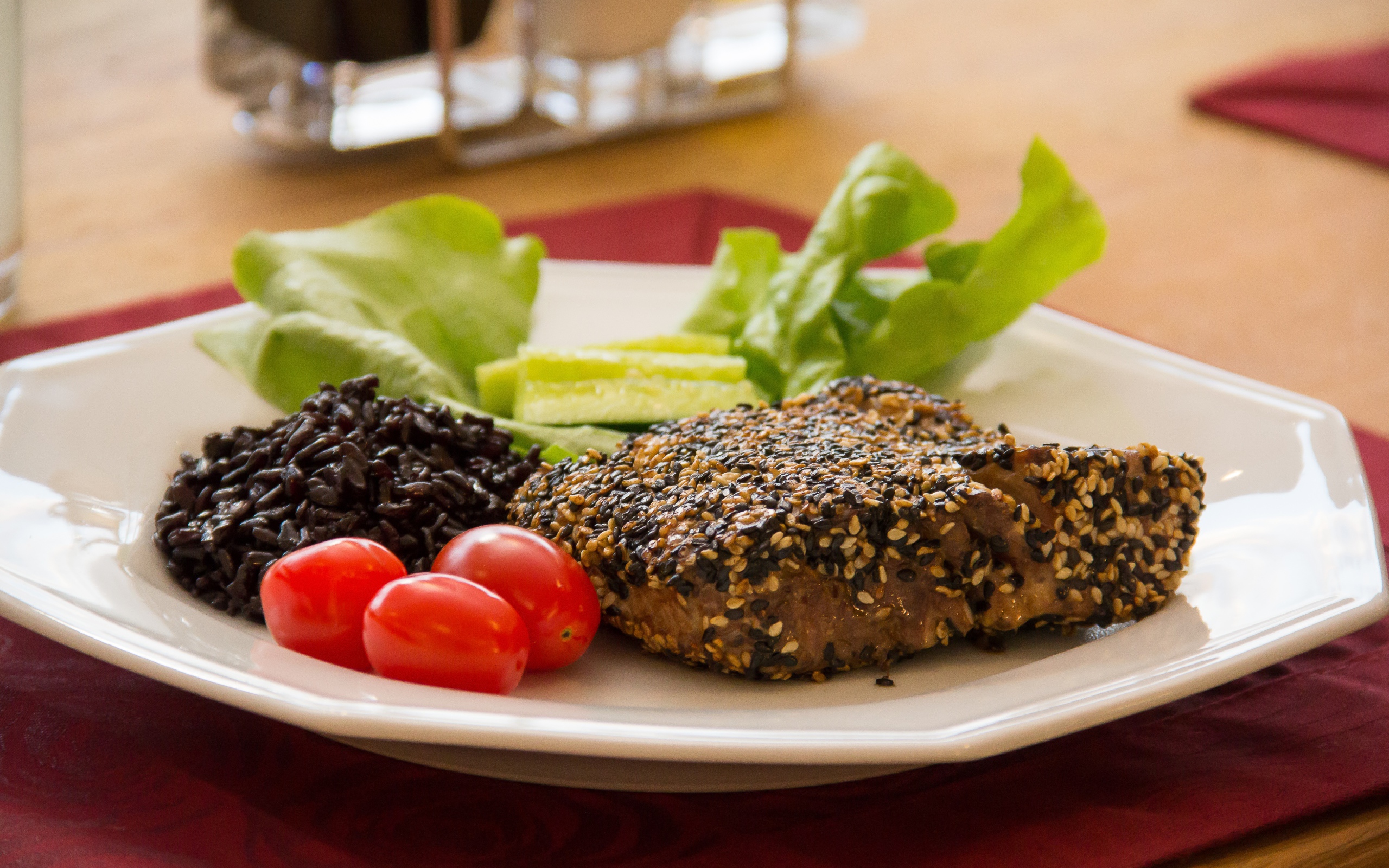 Кусок мяса на тарелке с рисом и овощами 