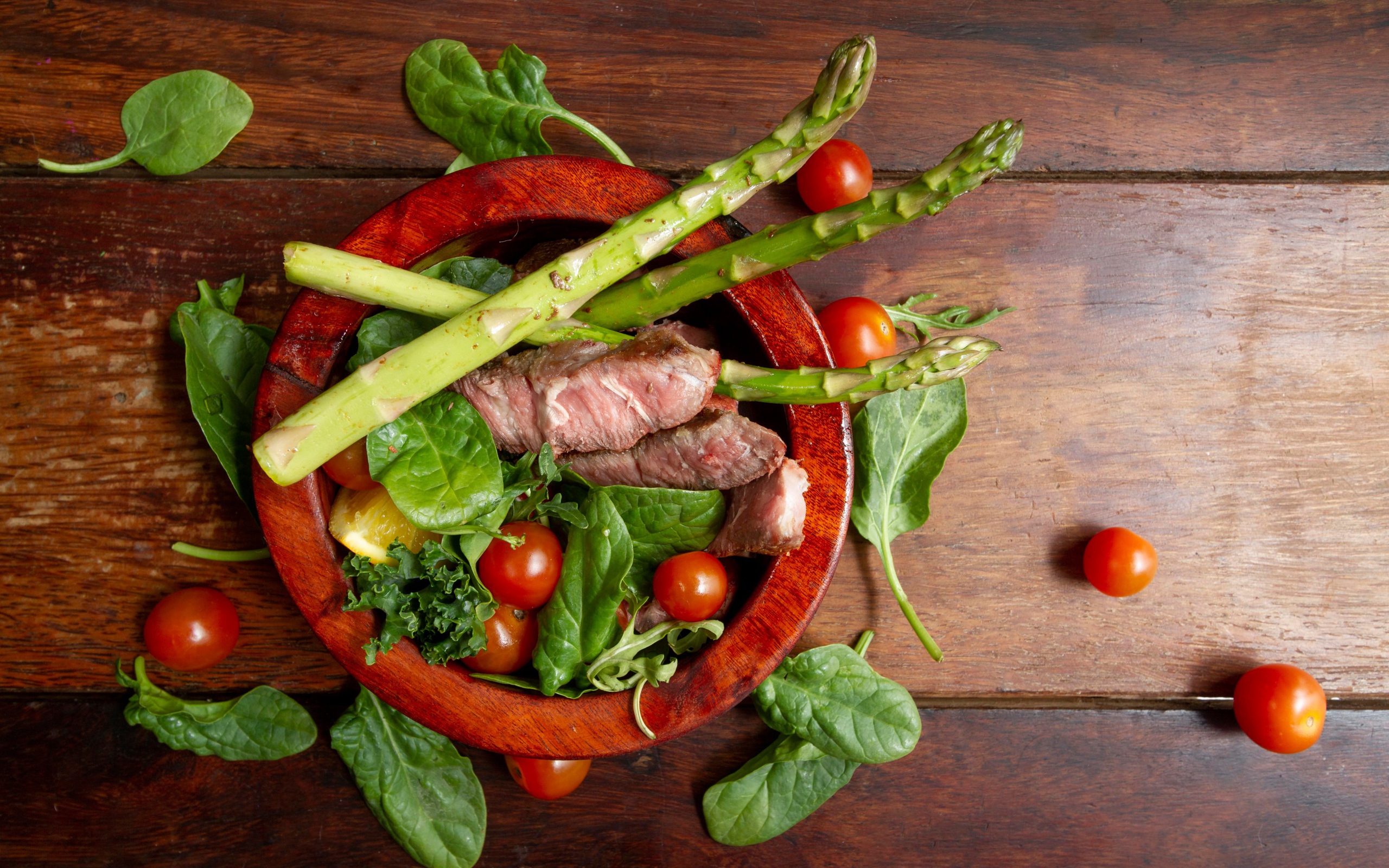 Свиные ребрышки с помидорами и спаржей 