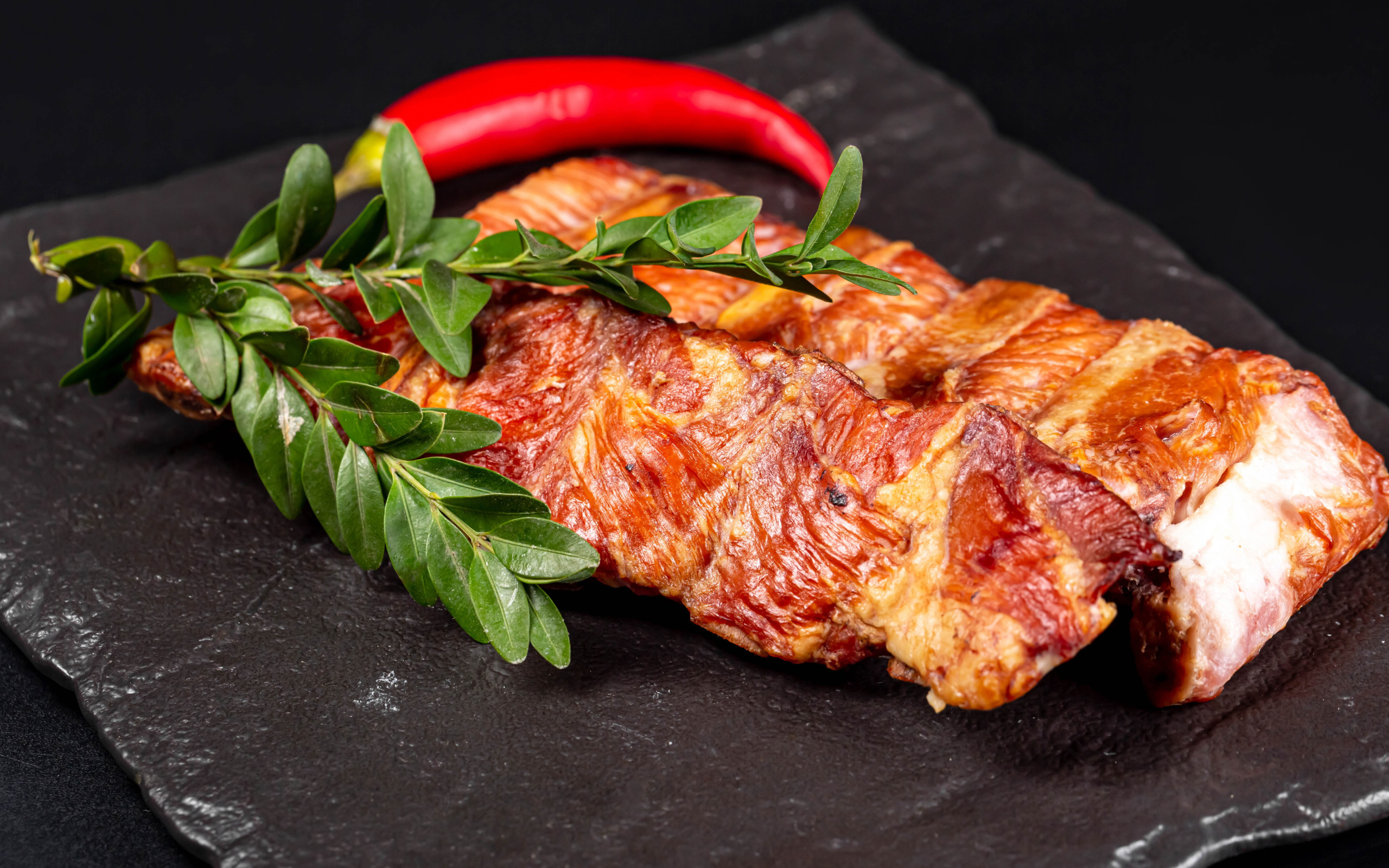 Копченые свиные ребрышки с зелеными листьями