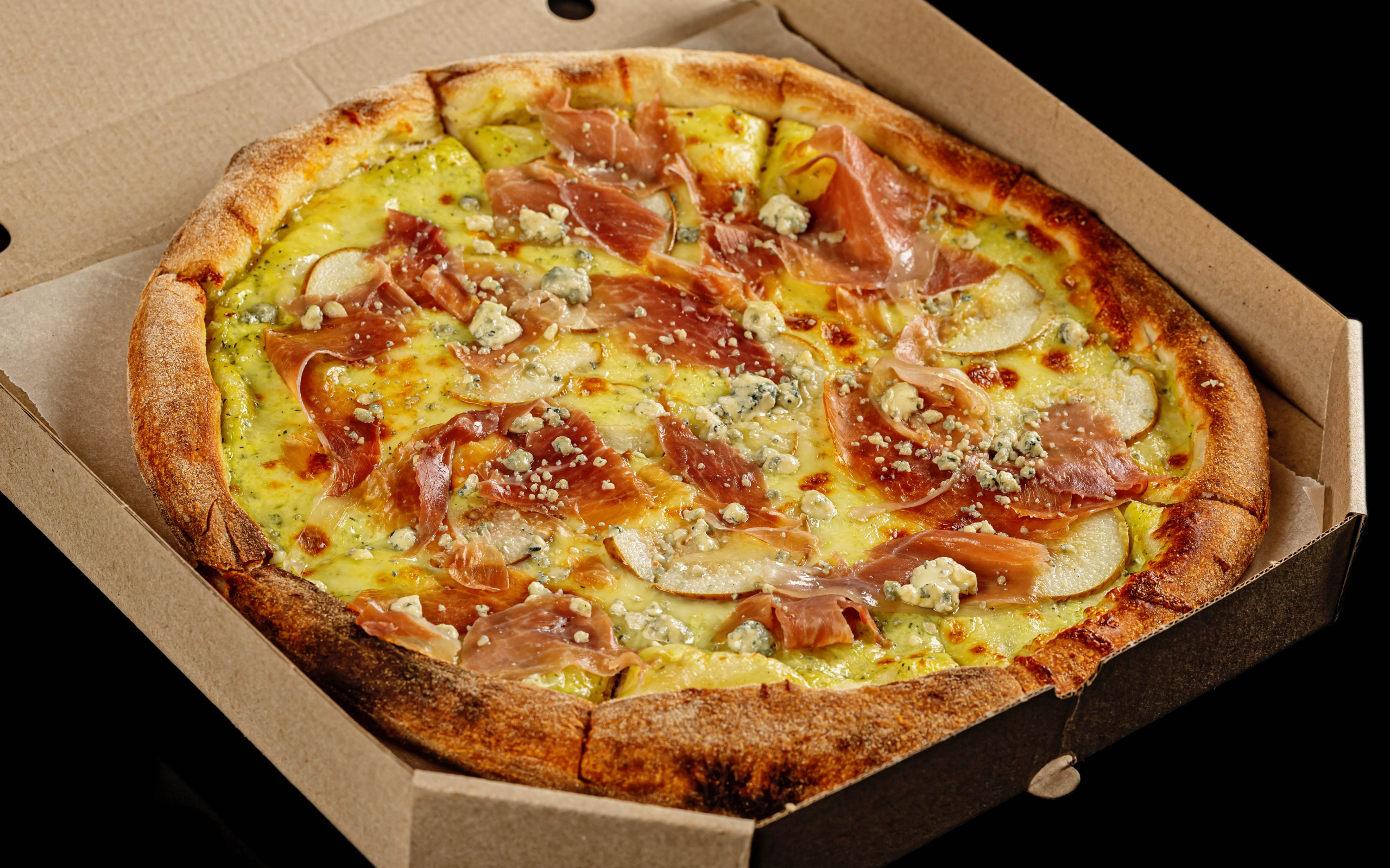 Коробка с пиццей на черном фоне