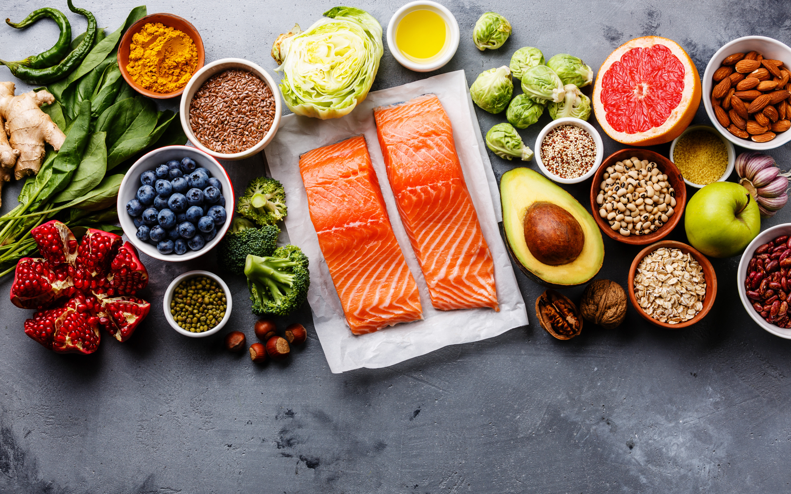 Приготовление красной рыбы на столе 