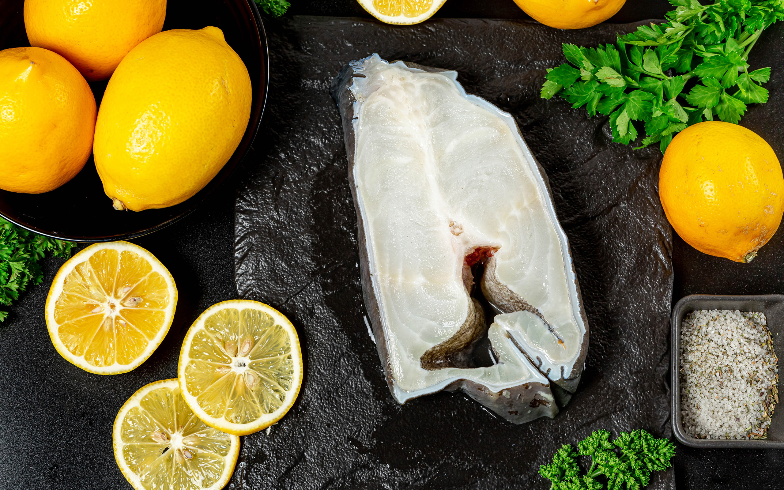 Кусок рыбы с лимоном и петрушкой 