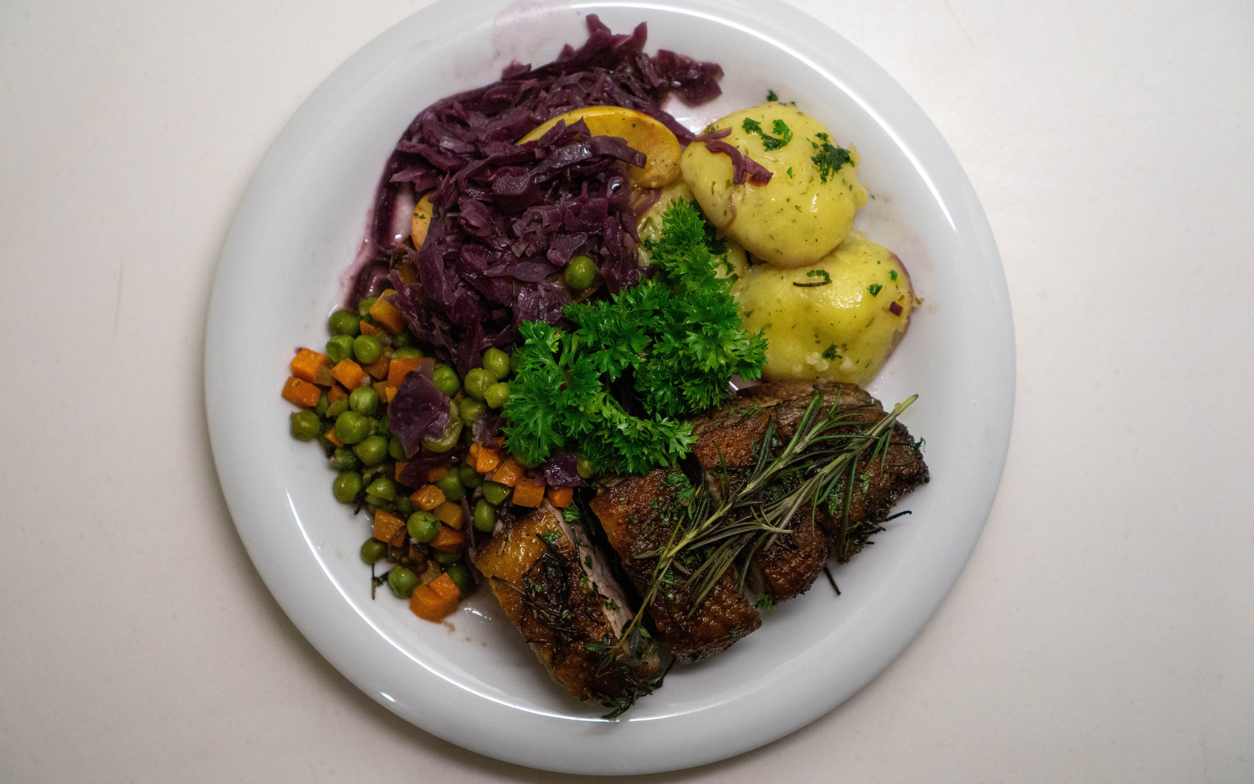 Картофель на тарелке с рыбой и салатом